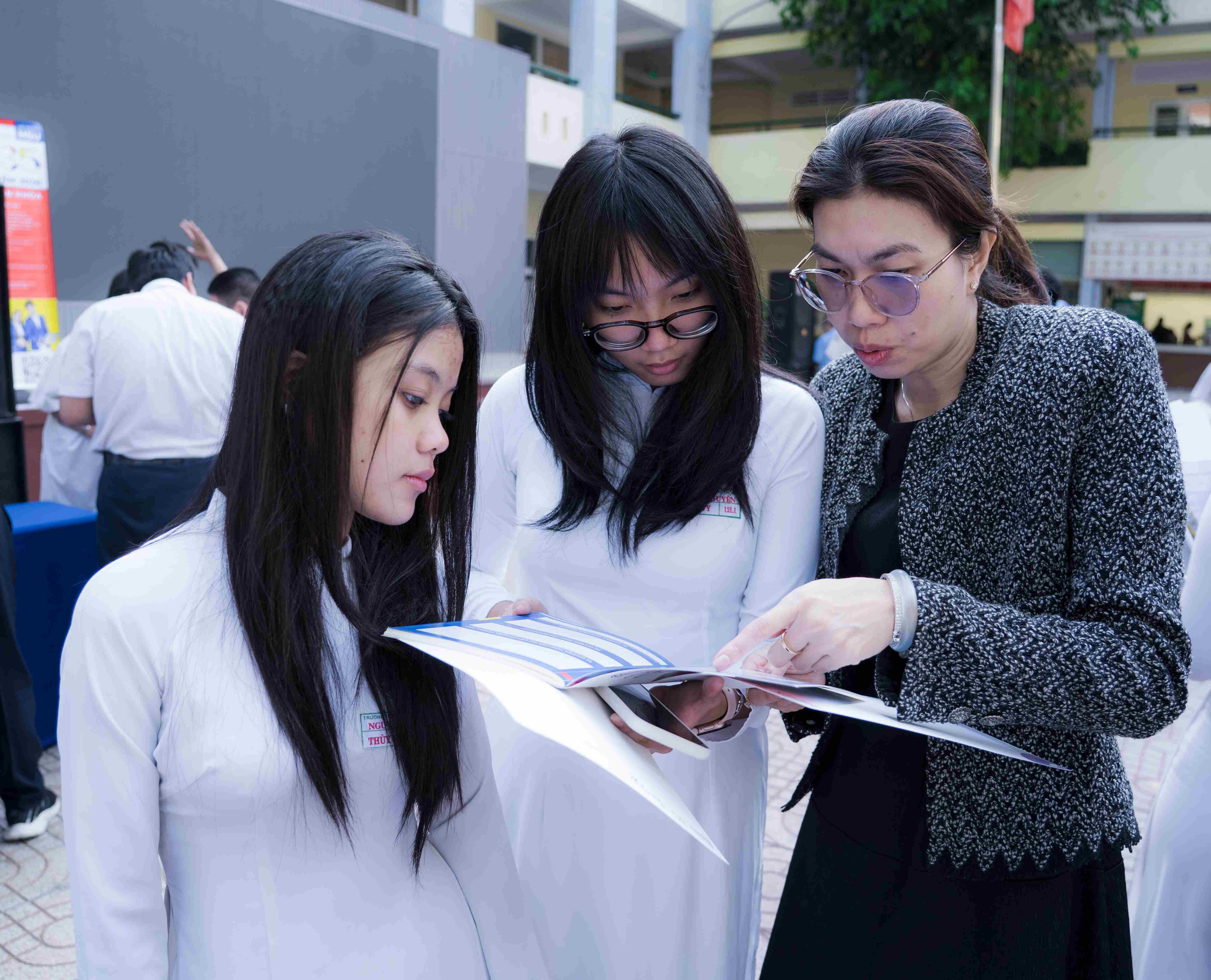 Học sinh THPT Nguyễn Khuyến học bí quyết "làm chủ túi tiền" cùng chuyên gia HSU