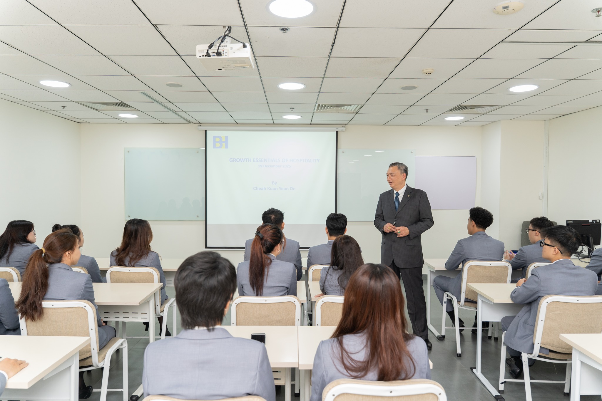 Sinh viên Hoa Sen Elite định vị bản thân với ngành Khách sạn – Dịch vụ cùng TGĐ Becamex Hospitality