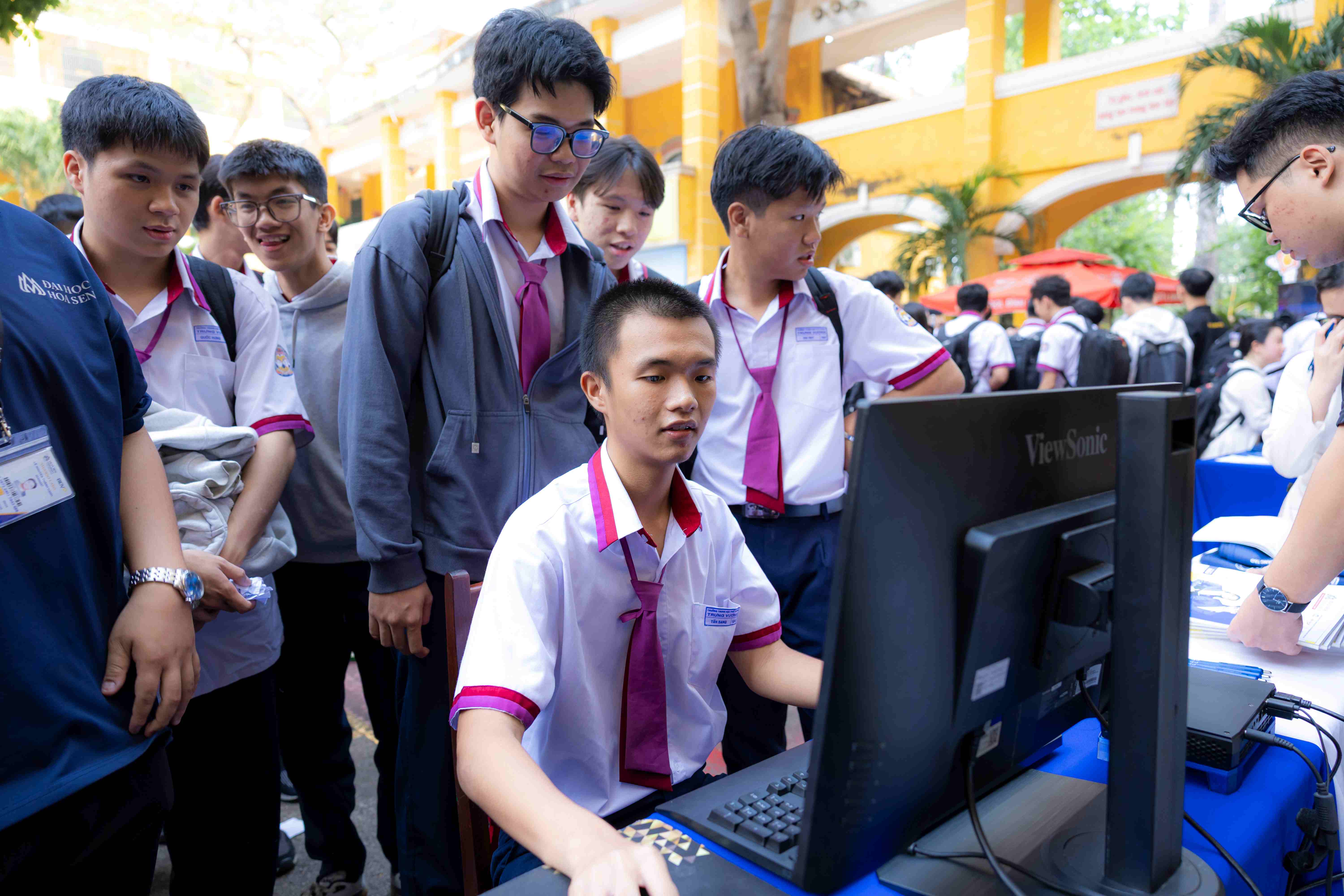 Gian hàng Khoa Công nghệ thu hút các bạn học sinh yêu công nghệ