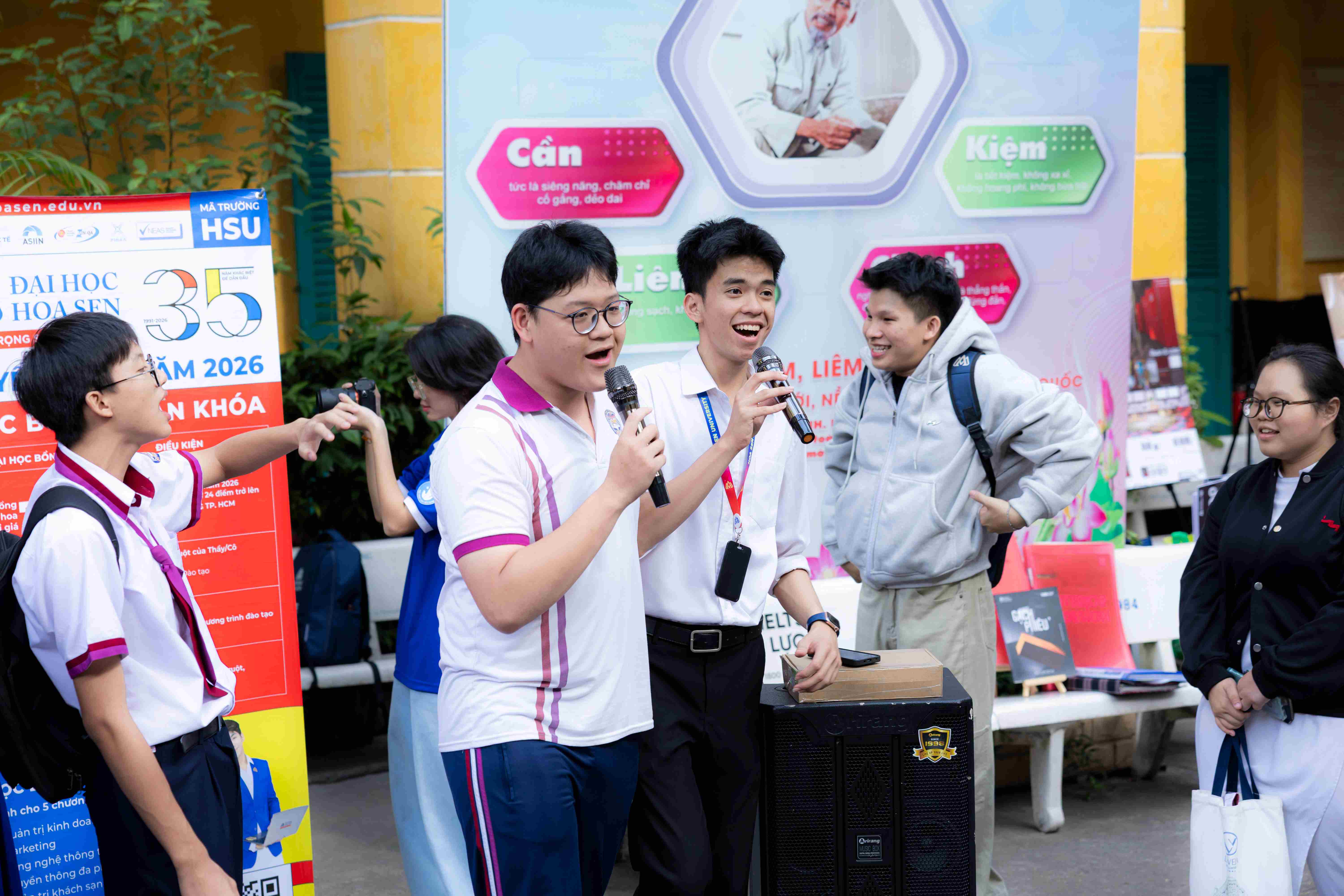 Không khí giao lưu sôi nổi