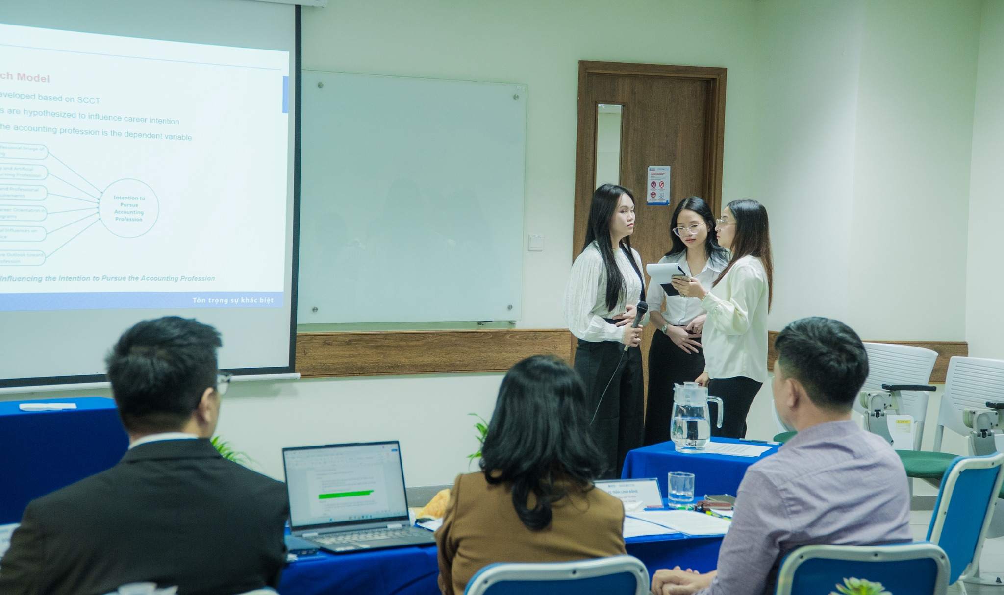 Chung kết Behind The Data 2025: sinh viên Khoa Kinh doanh phát triển tư duy nghiên cứu và năng lực phân tích dữ liệu