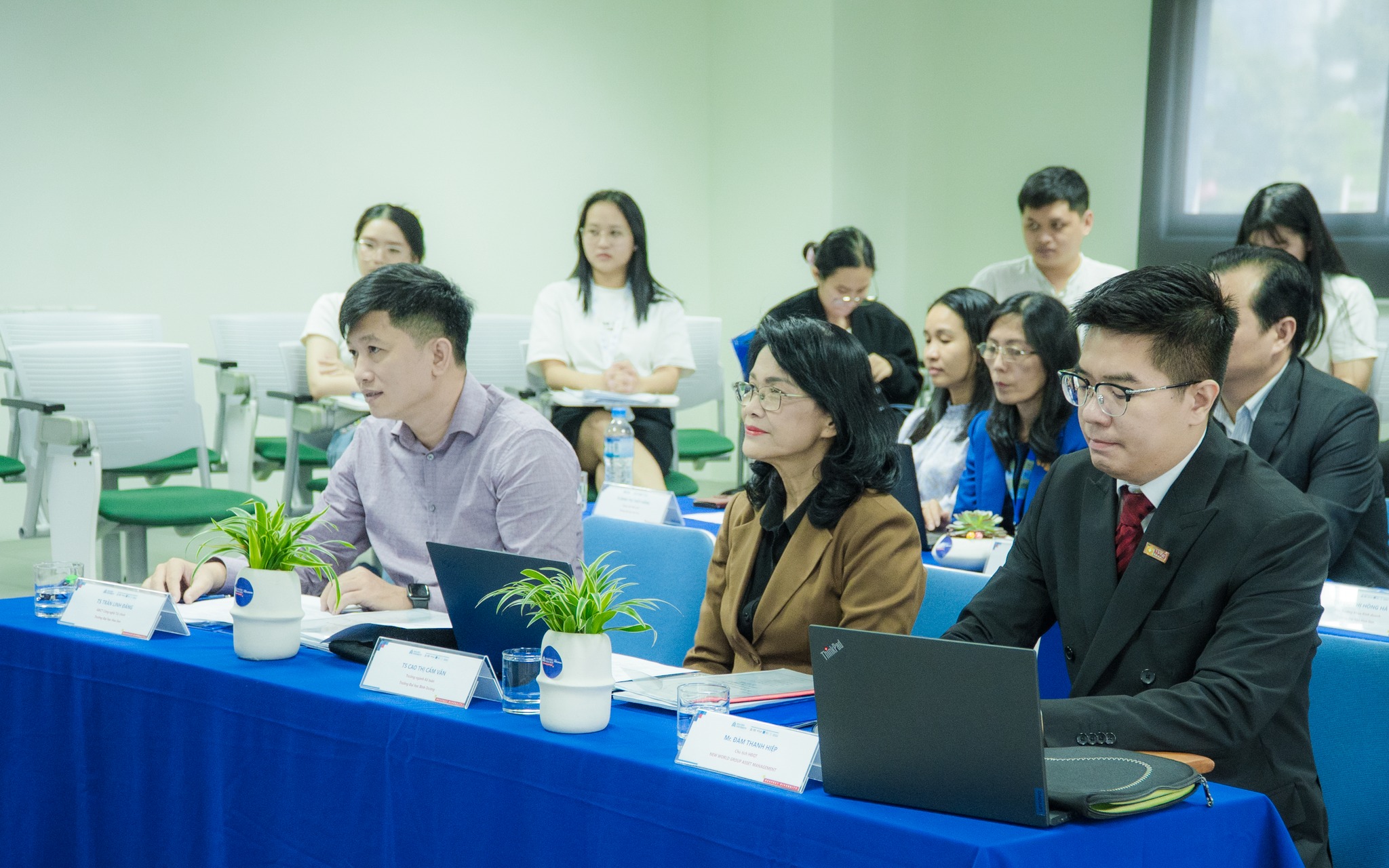 Chung kết Behind The Data 2025: sinh viên Khoa Kinh doanh phát triển tư duy nghiên cứu và năng lực phân tích dữ liệu