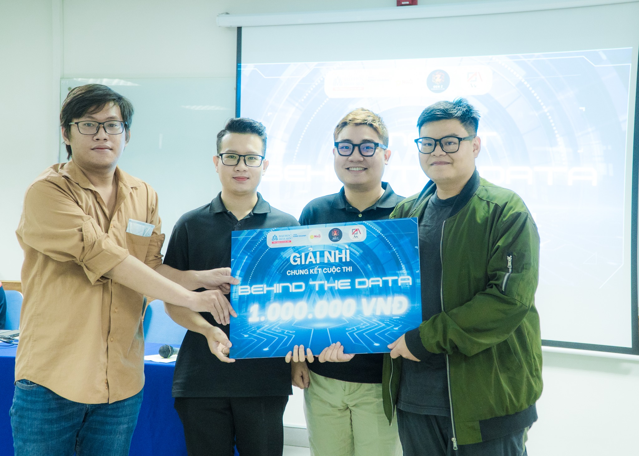 Chung kết Behind The Data 2025: sinh viên Khoa Kinh doanh phát triển tư duy nghiên cứu và năng lực phân tích dữ liệu