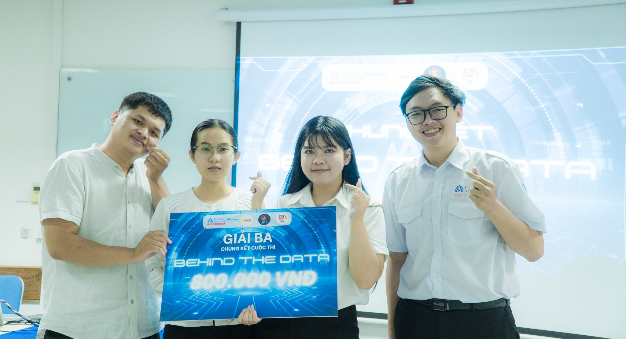 Chung kết Behind The Data 2025: sinh viên Khoa Kinh doanh phát triển tư duy nghiên cứu và năng lực phân tích dữ liệu