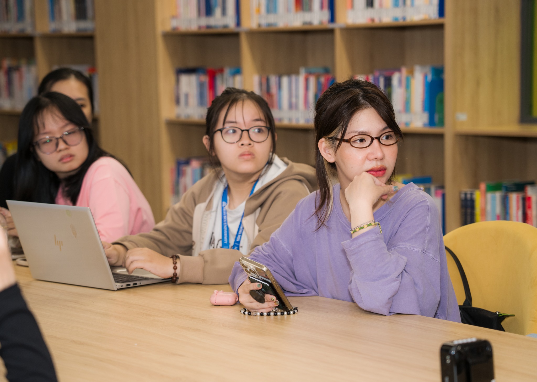 Gỡ rối nghiên cứu định tính: Sinh viên HSU tiếp cận phương pháp luận theo cách trực quan