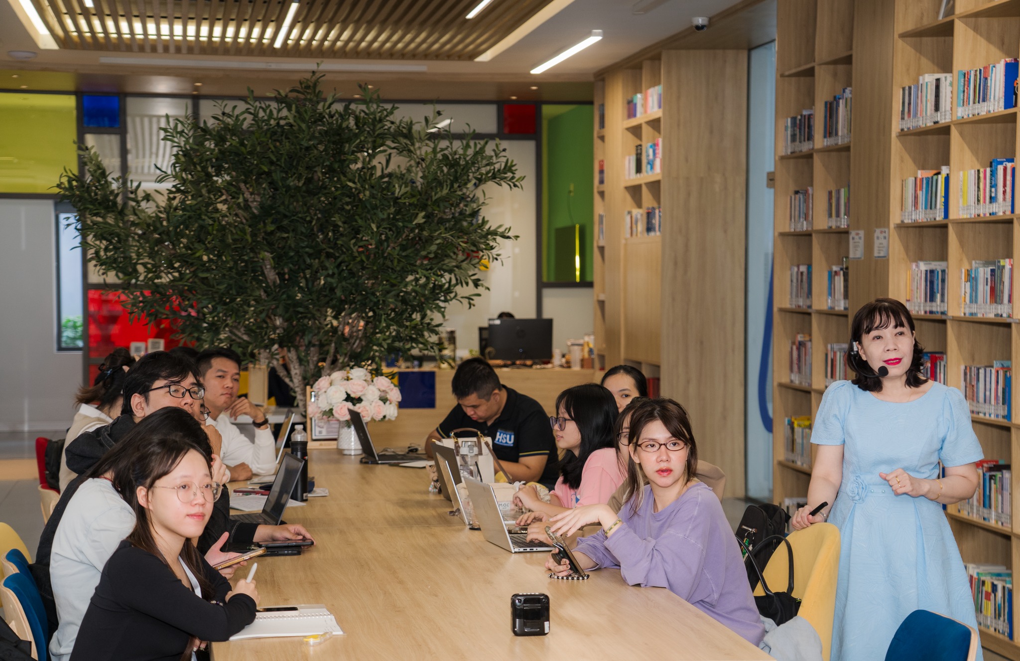 Gỡ rối nghiên cứu định tính: Sinh viên HSU tiếp cận phương pháp luận theo cách trực quan