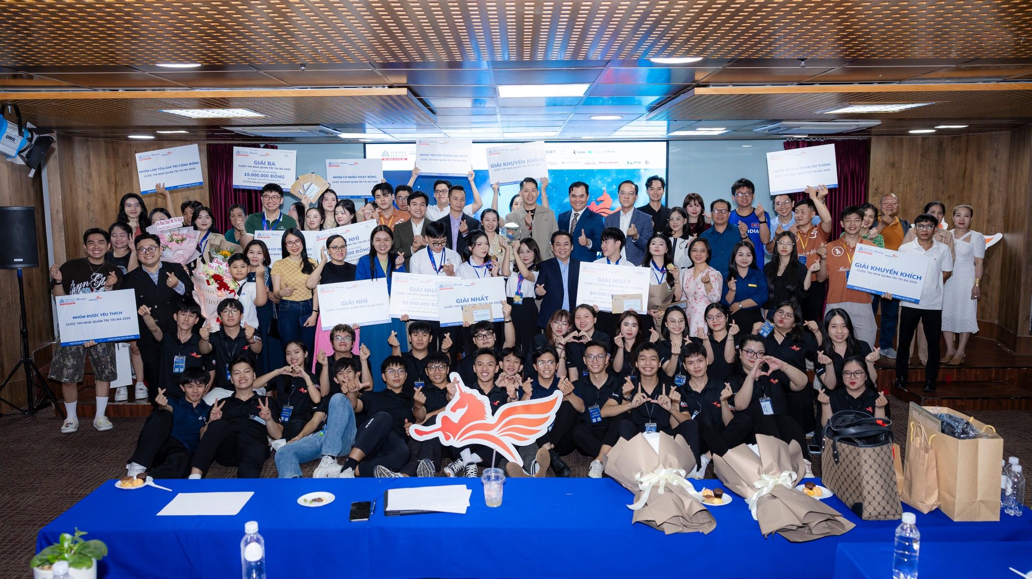 Sinh viên HSU khẳng định bản lĩnh quản trị tại Chung kết “Nhà Quản trị tài ba 2025”