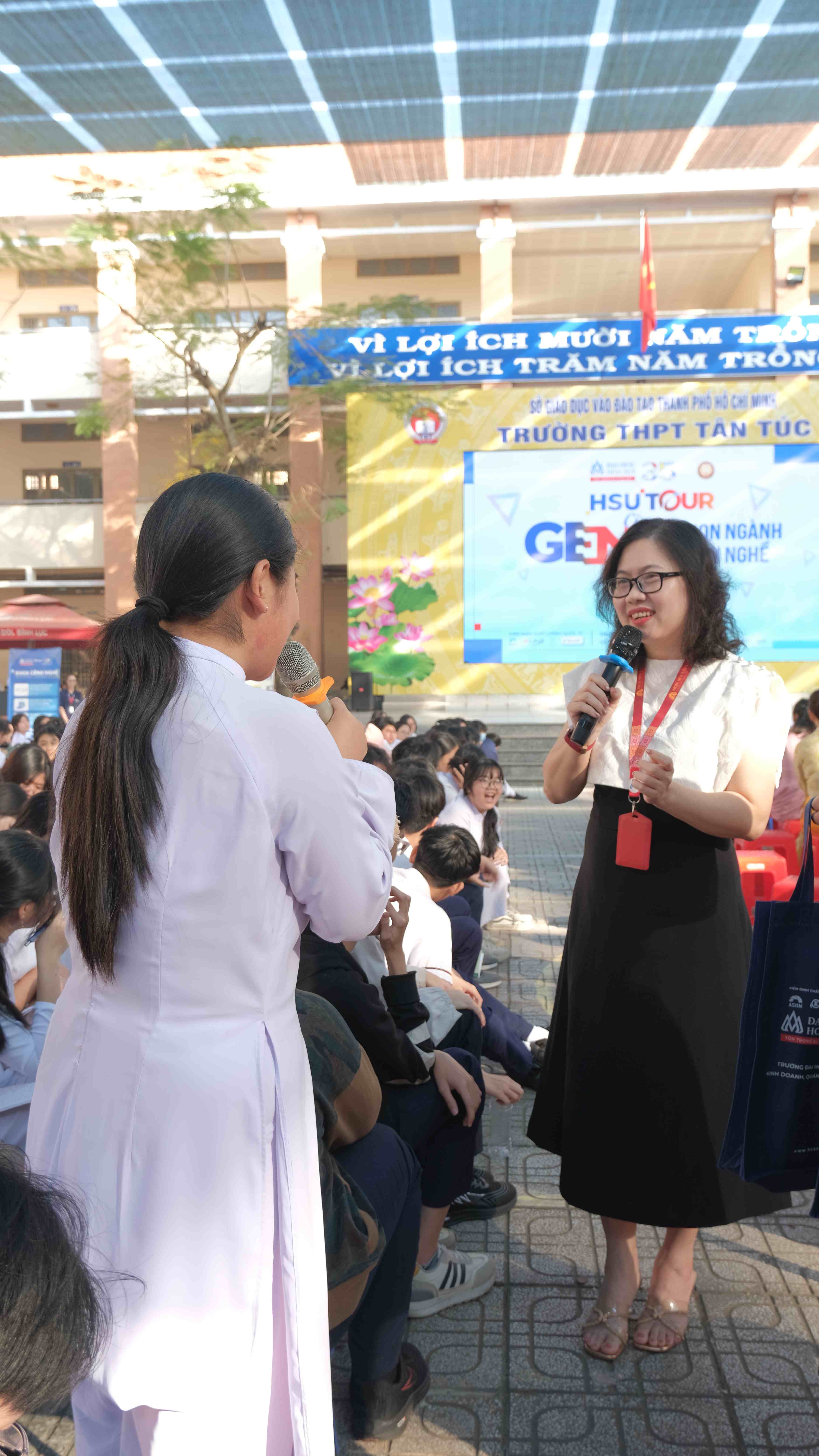 HSU Tour: Học sinh THPT Tân Túc khám phá câu chuyện văn hóa Tết châu Á