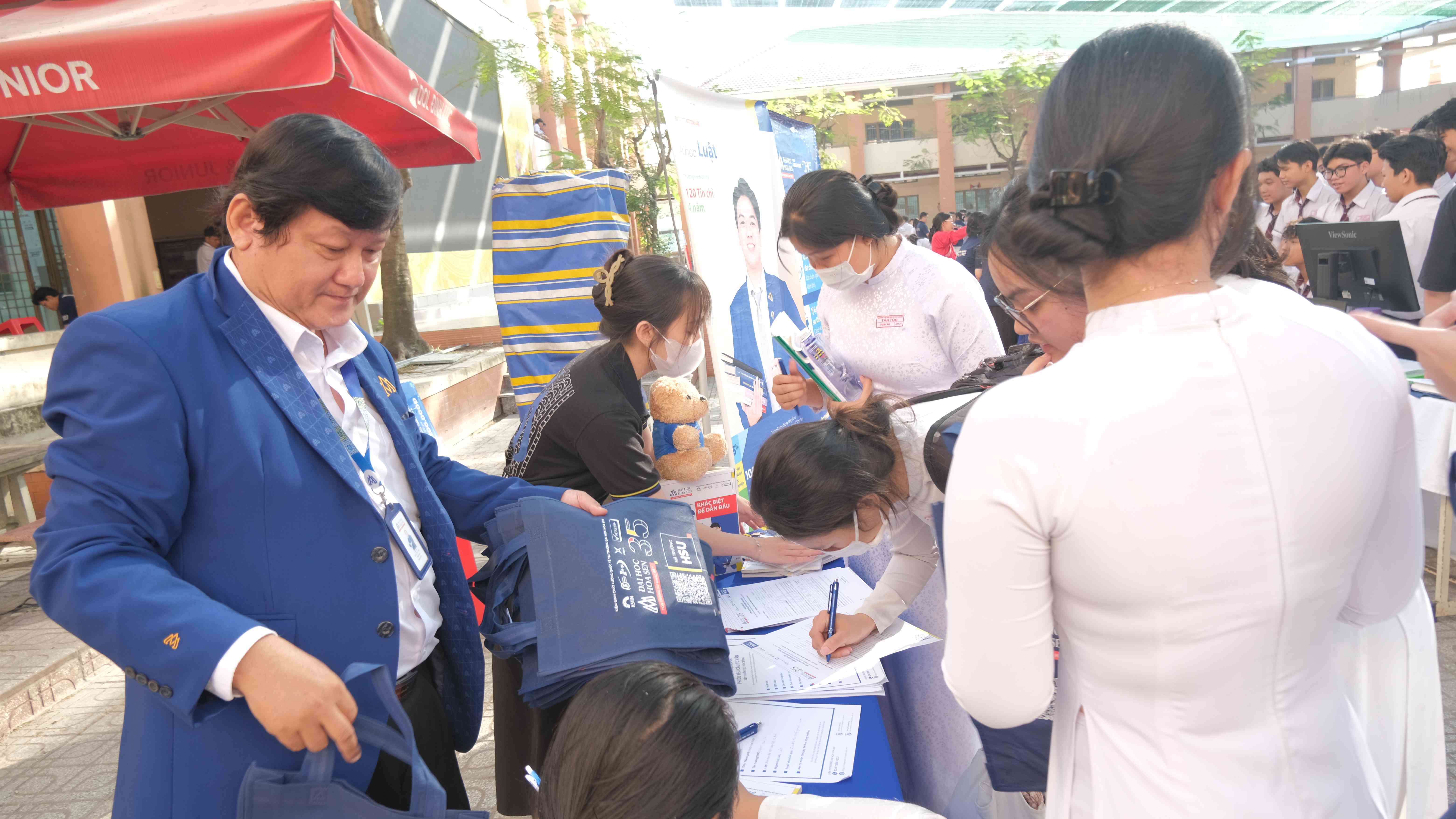 HSU Tour: Học sinh THPT Tân Túc khám phá câu chuyện văn hóa Tết châu Á