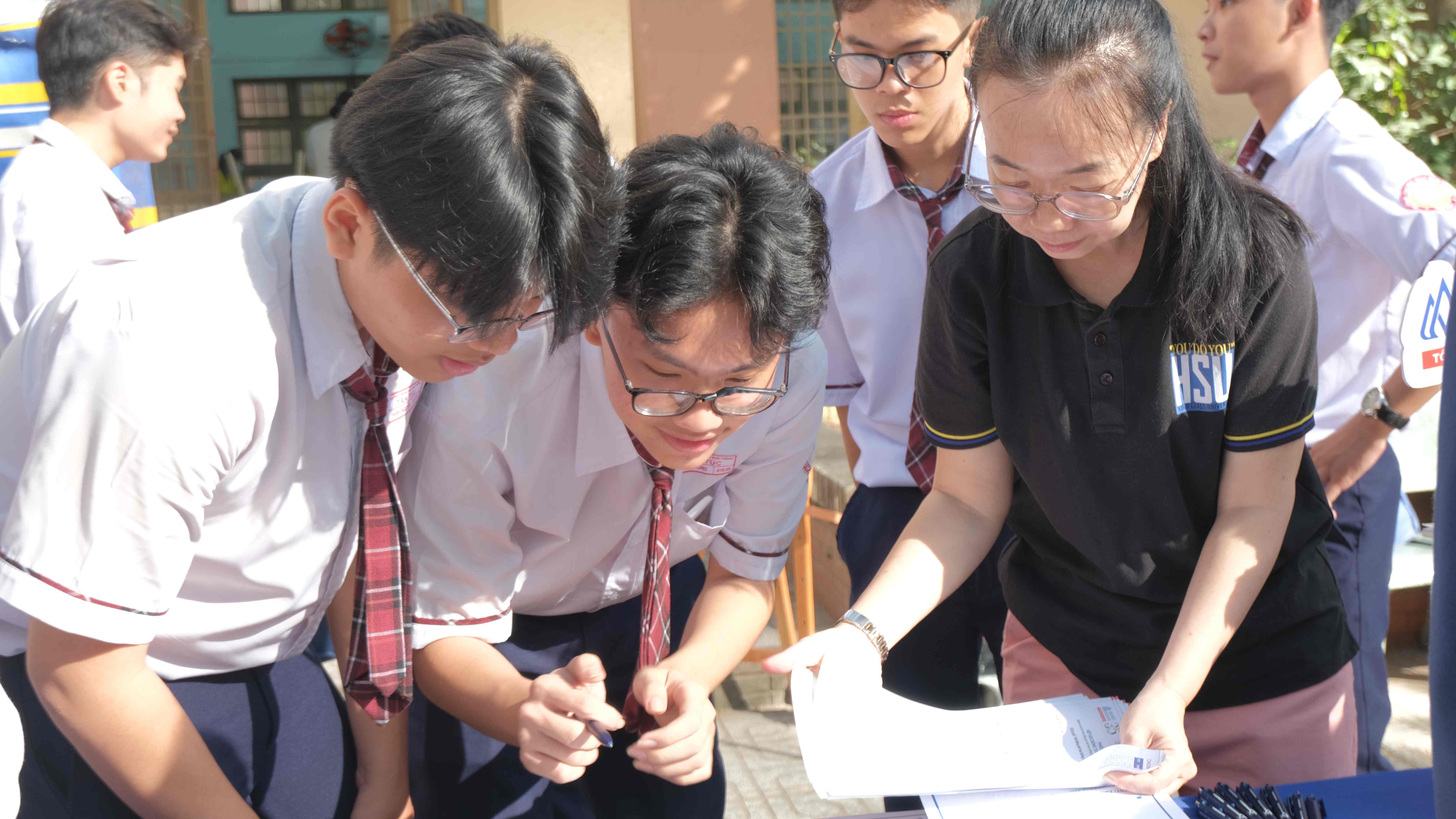 HSU Tour: Học sinh THPT Tân Túc khám phá câu chuyện văn hóa Tết châu Á