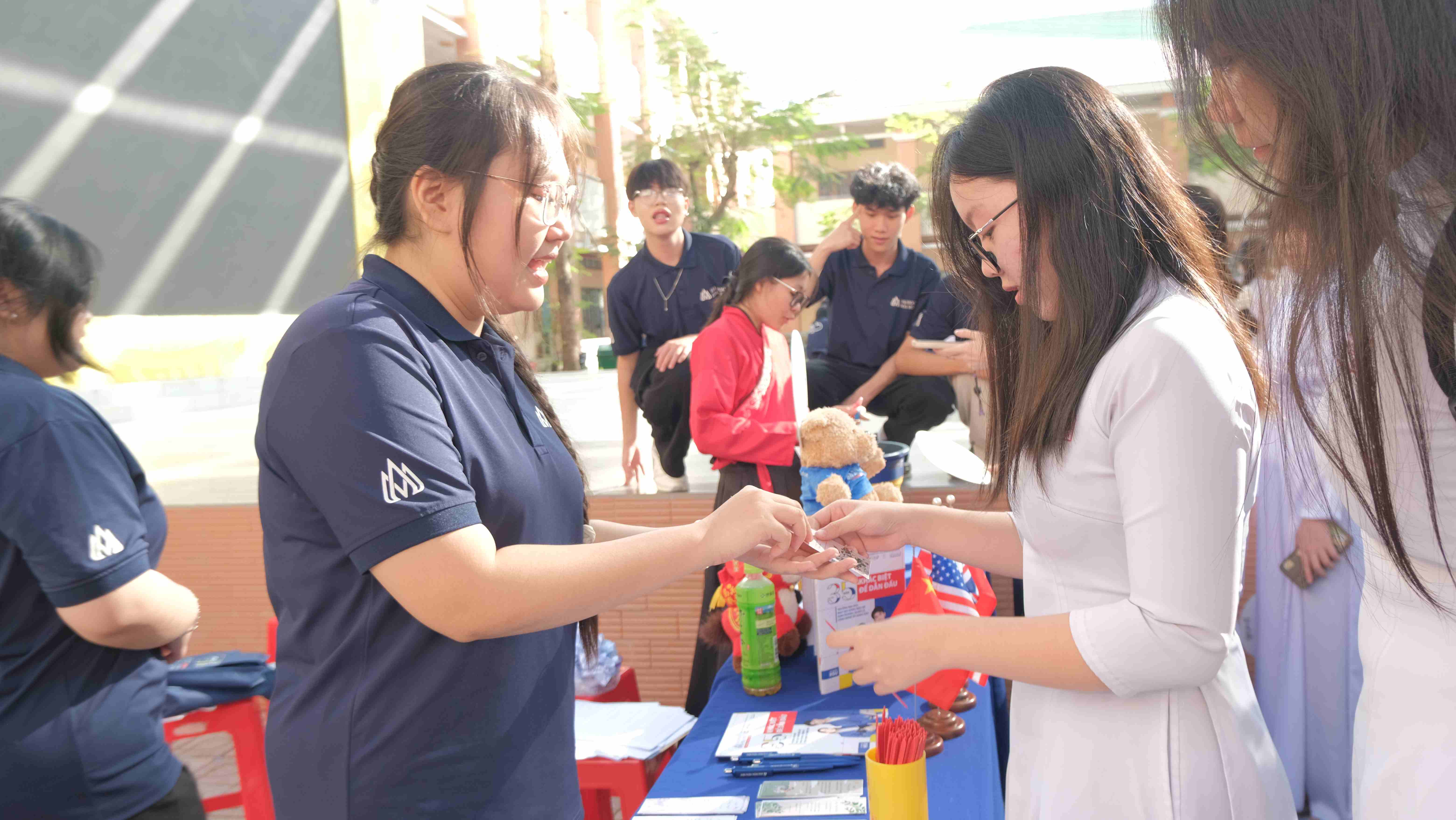 HSU Tour: Học sinh THPT Tân Túc khám phá câu chuyện văn hóa Tết châu Á