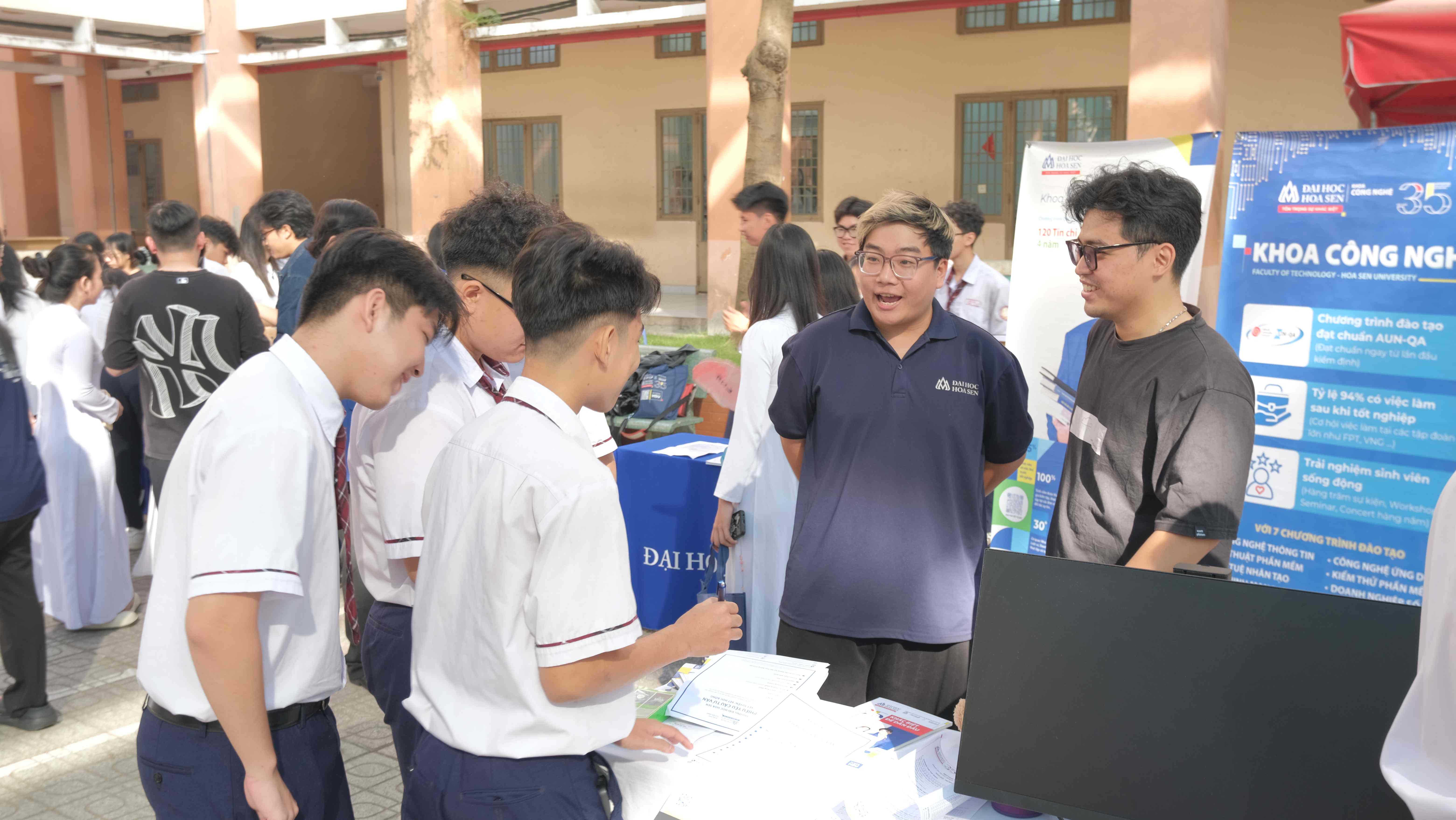 HSU Tour: Học sinh THPT Tân Túc khám phá câu chuyện văn hóa Tết châu Á