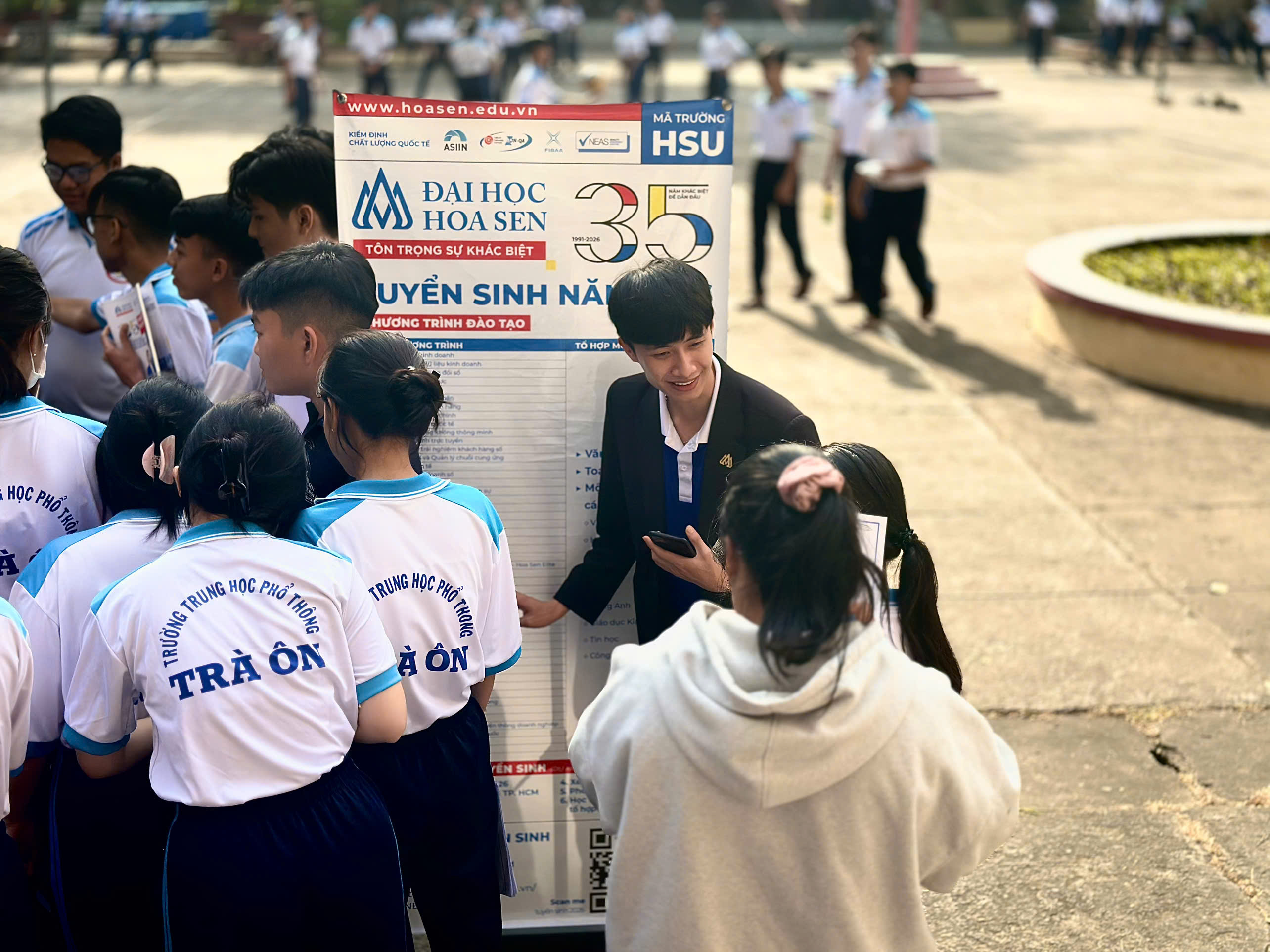 Đại học Hoa Sen "gỡ rối" chọn nghề - chọn ngành cho teen Vĩnh Long