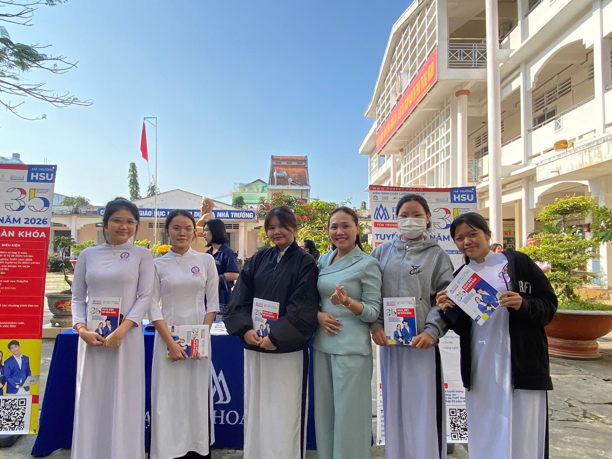 Đại học Hoa Sen "gỡ rối" chọn nghề - chọn ngành cho teen Vĩnh Long