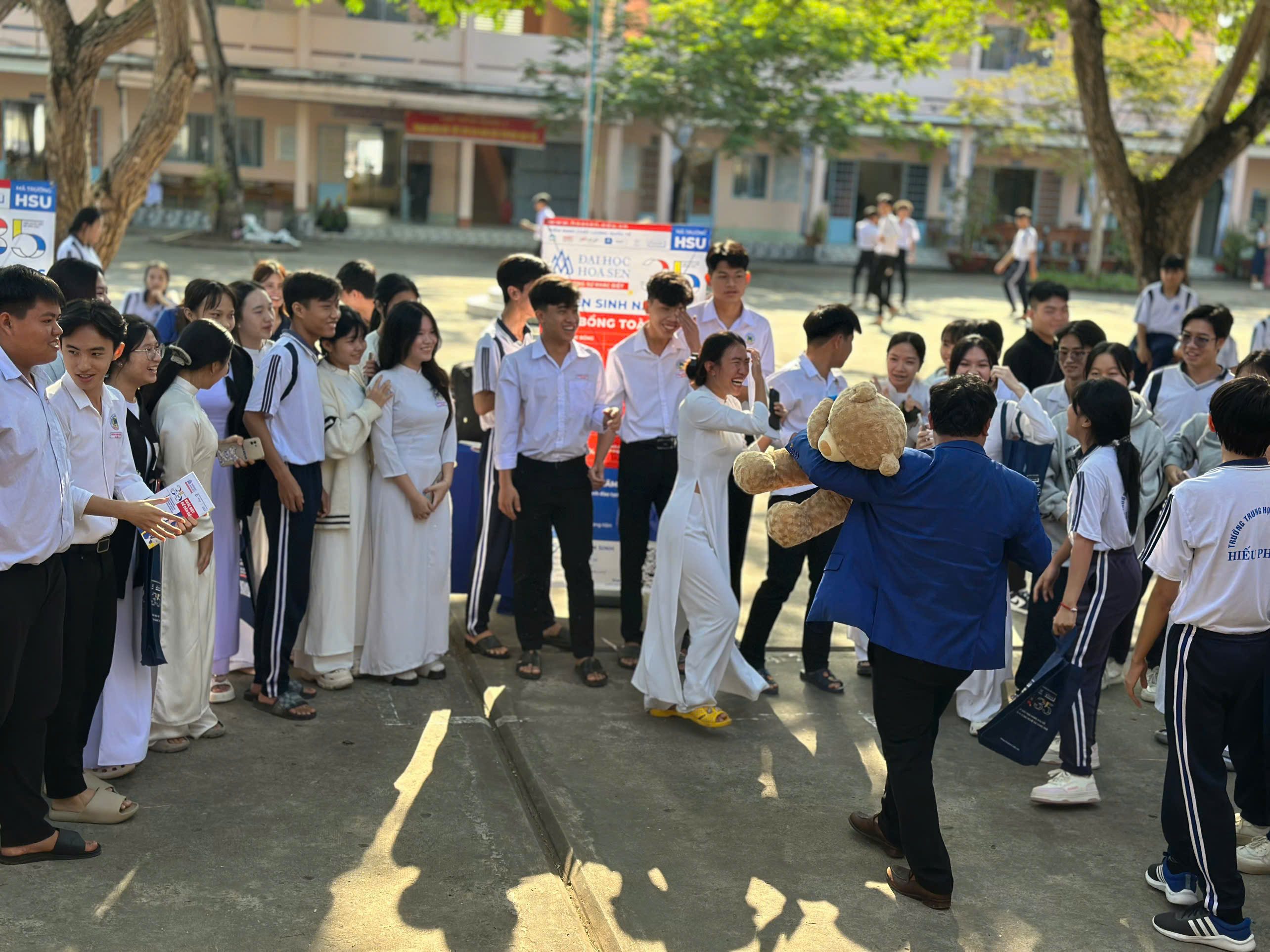 Đại học Hoa Sen "gỡ rối" chọn nghề - chọn ngành cho teen Vĩnh Long