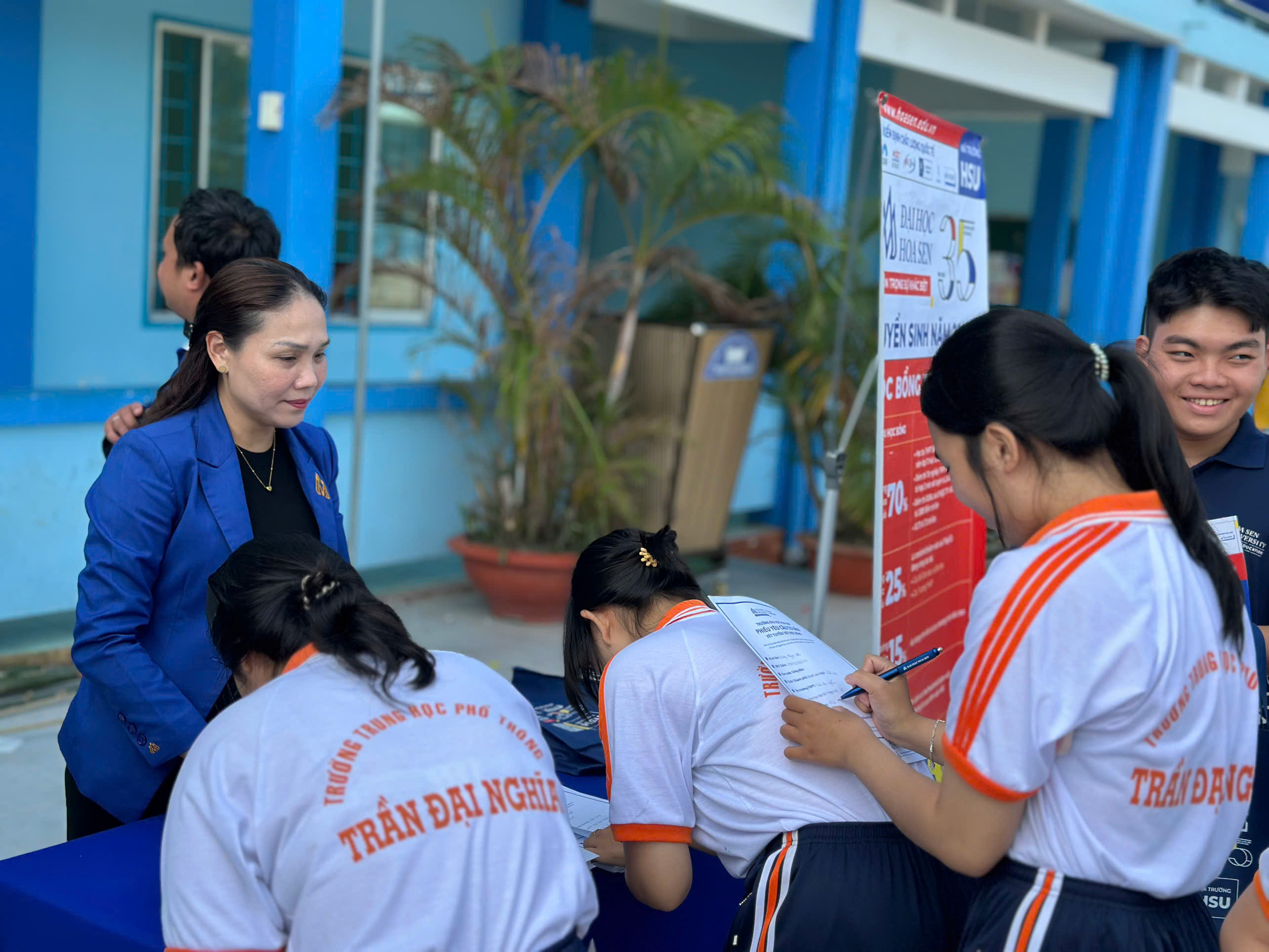 Đại học Hoa Sen "gỡ rối" chọn nghề - chọn ngành cho teen Vĩnh Long