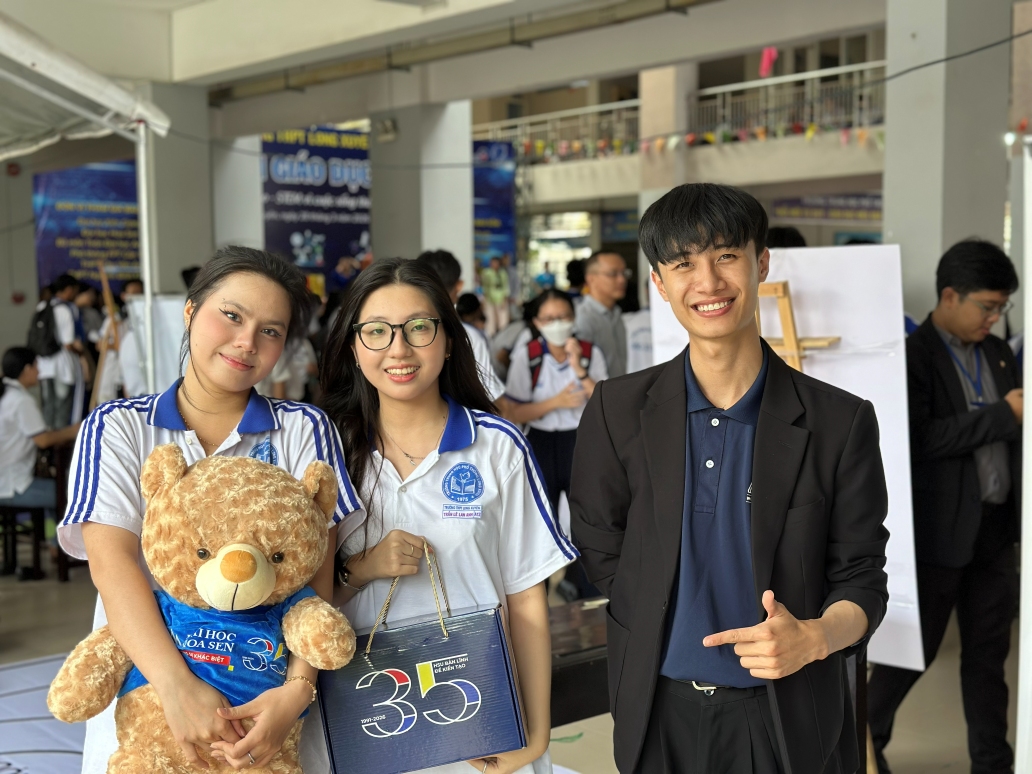 Học sinh THPT trải nghiệm công nghệ cùng HSU tại Ngày hội Giáo dục STEM 2026