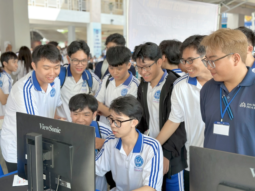 Học sinh THPT trải nghiệm công nghệ cùng HSU tại Ngày hội Giáo dục STEM 2026