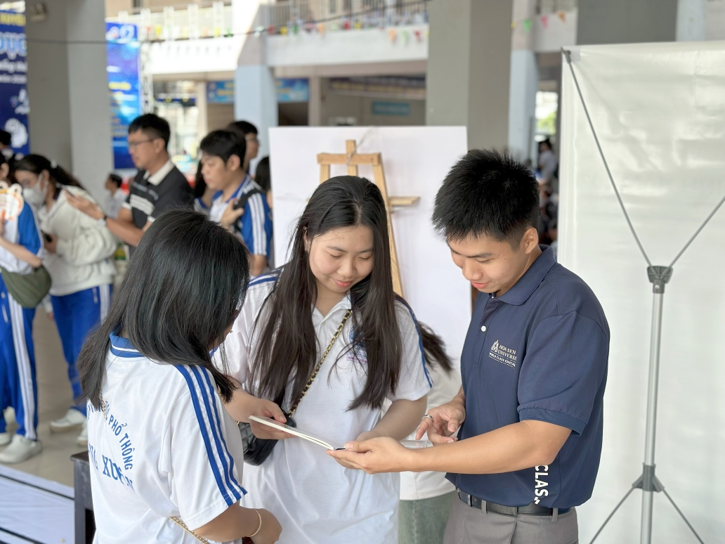 Học sinh THPT trải nghiệm công nghệ cùng HSU tại Ngày hội Giáo dục STEM 2026