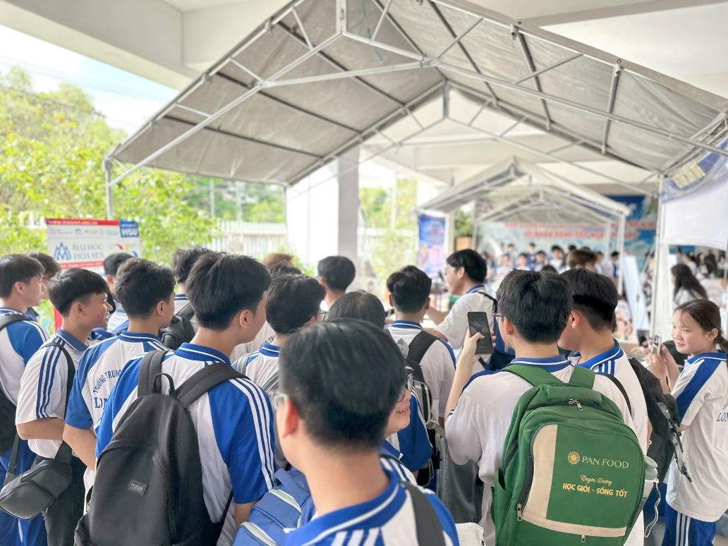 Học sinh THPT trải nghiệm công nghệ cùng HSU tại Ngày hội Giáo dục STEM 2026