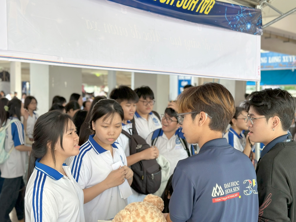 Học sinh THPT trải nghiệm công nghệ cùng HSU tại Ngày hội Giáo dục STEM 2026