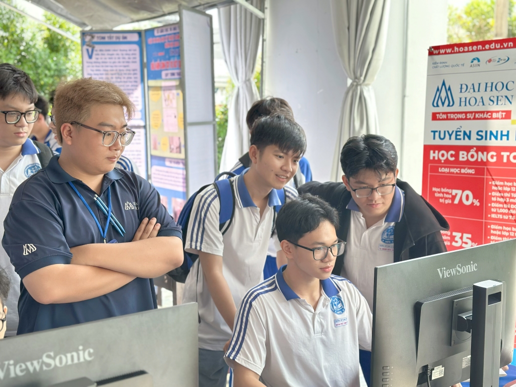 Học sinh THPT trải nghiệm công nghệ cùng HSU tại Ngày hội Giáo dục STEM 2026