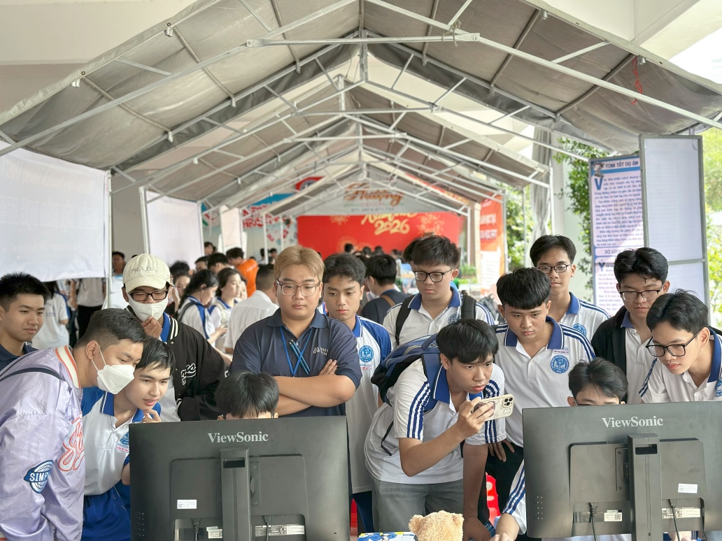 Học sinh THPT trải nghiệm công nghệ cùng HSU tại Ngày hội Giáo dục STEM 2026