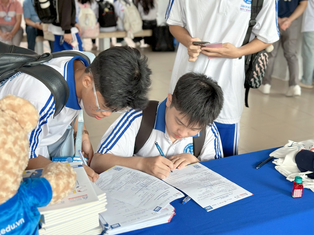 Học sinh THPT trải nghiệm công nghệ cùng HSU tại Ngày hội Giáo dục STEM 2026