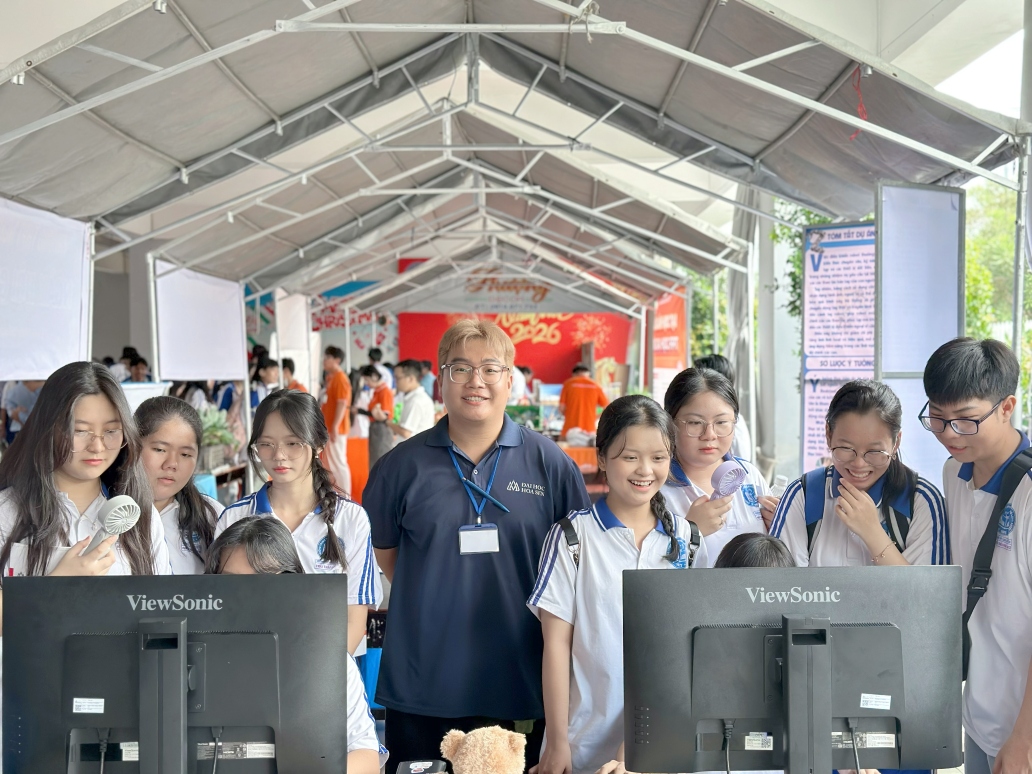Học sinh THPT trải nghiệm công nghệ cùng HSU tại Ngày hội Giáo dục STEM 2026