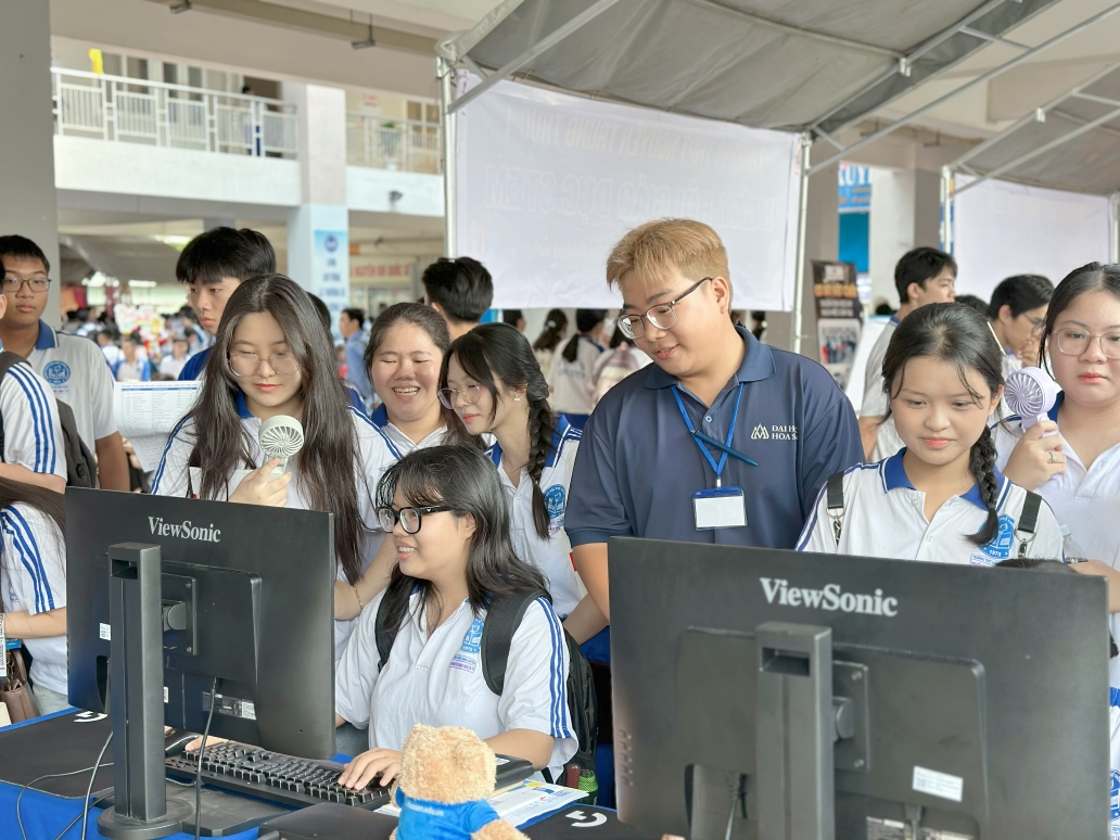 Học sinh THPT trải nghiệm công nghệ cùng HSU tại Ngày hội Giáo dục STEM 2026