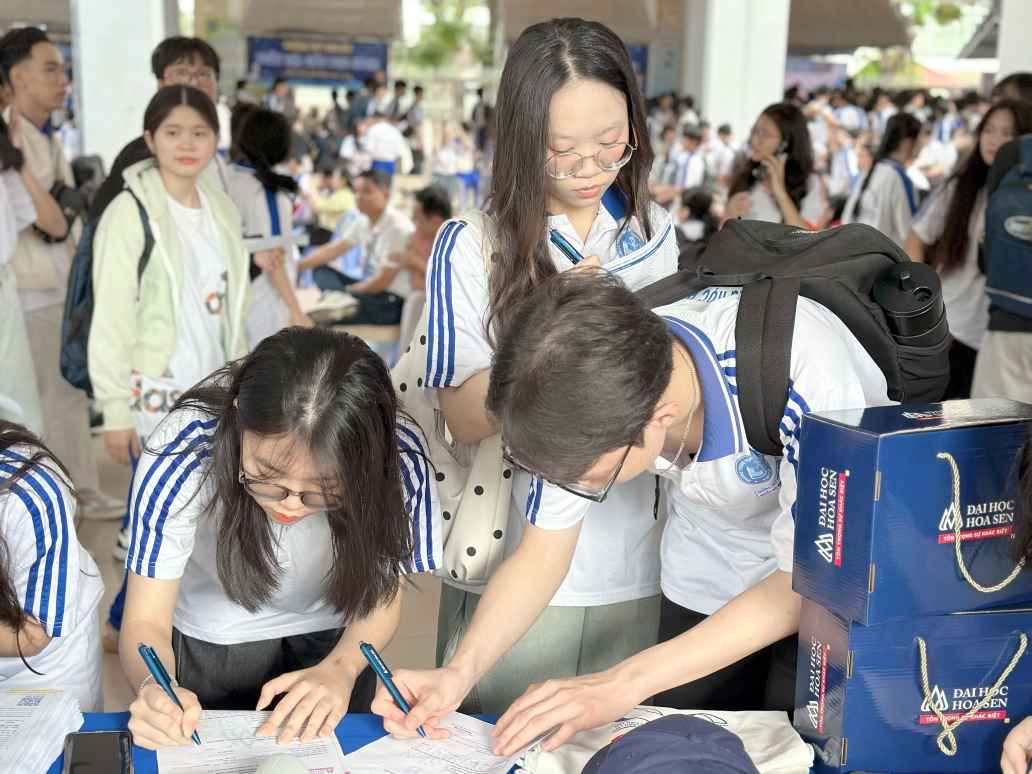 Học sinh THPT trải nghiệm công nghệ cùng HSU tại Ngày hội Giáo dục STEM 2026