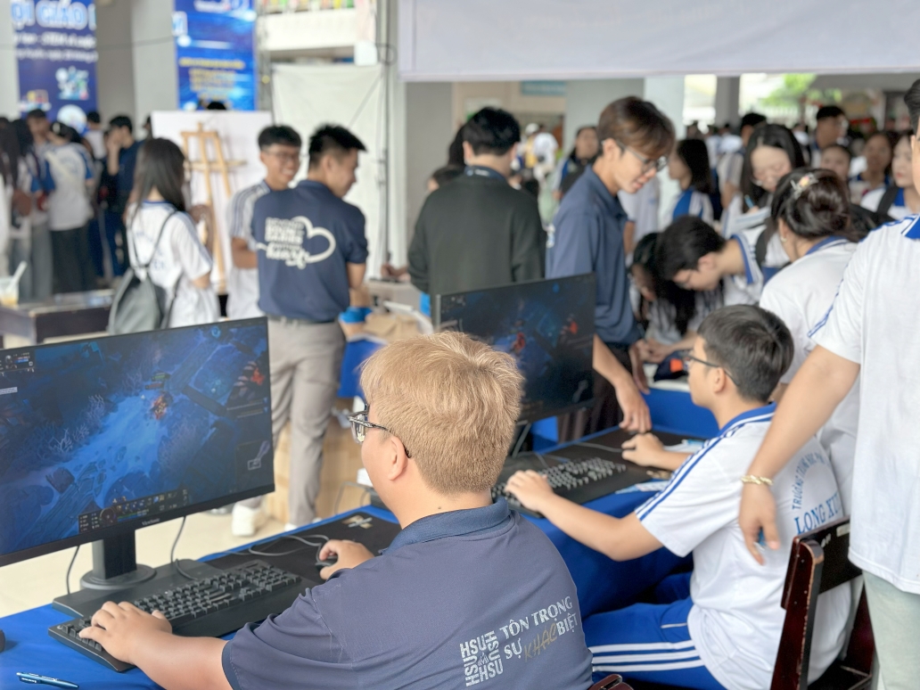 Học sinh THPT trải nghiệm công nghệ cùng HSU tại Ngày hội Giáo dục STEM 2026