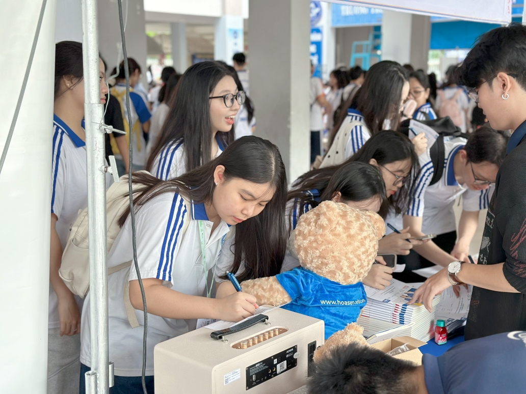 Học sinh THPT trải nghiệm công nghệ cùng HSU tại Ngày hội Giáo dục STEM 2026