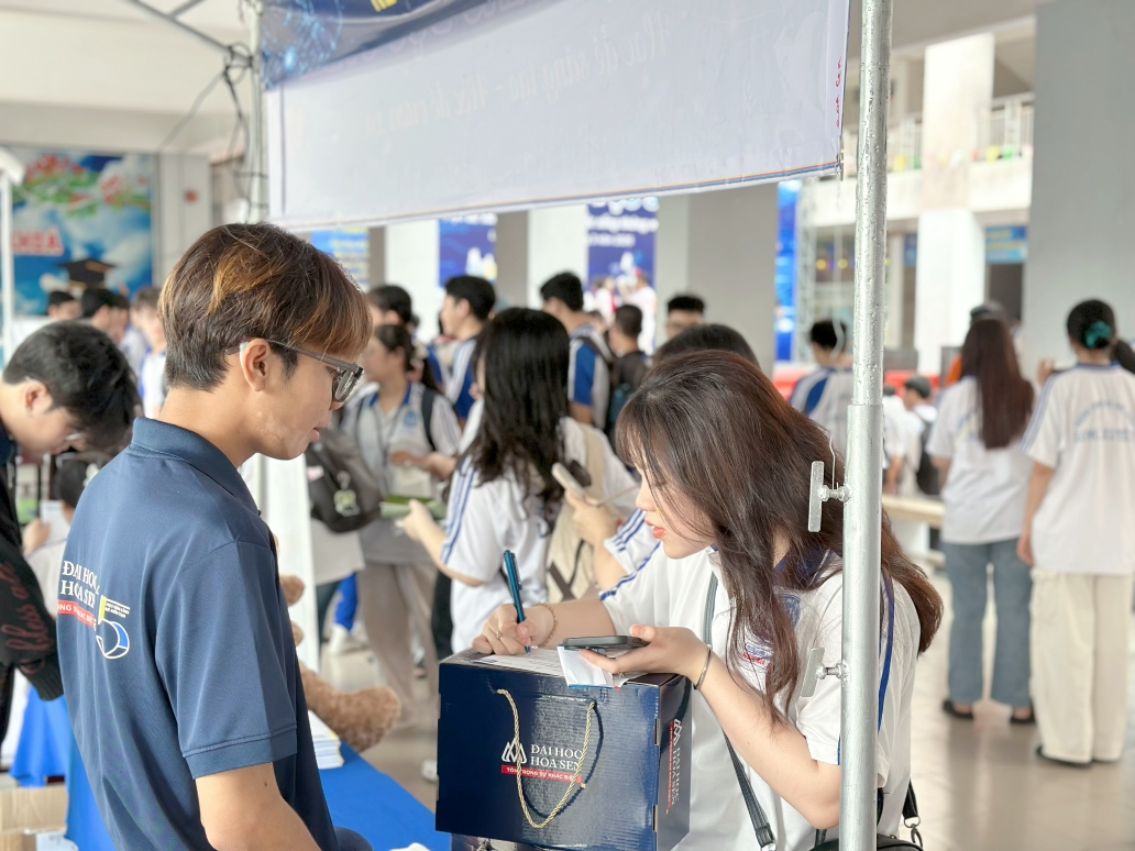 Học sinh THPT trải nghiệm công nghệ cùng HSU tại Ngày hội Giáo dục STEM 2026