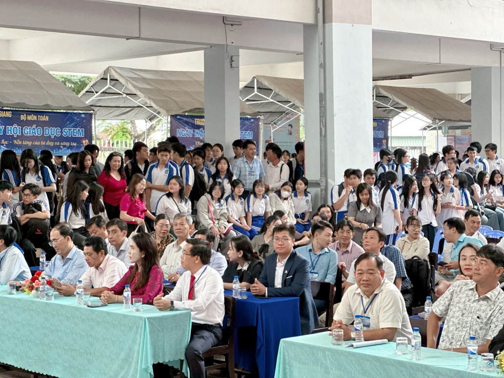 Học sinh THPT trải nghiệm công nghệ cùng HSU tại Ngày hội Giáo dục STEM 2026