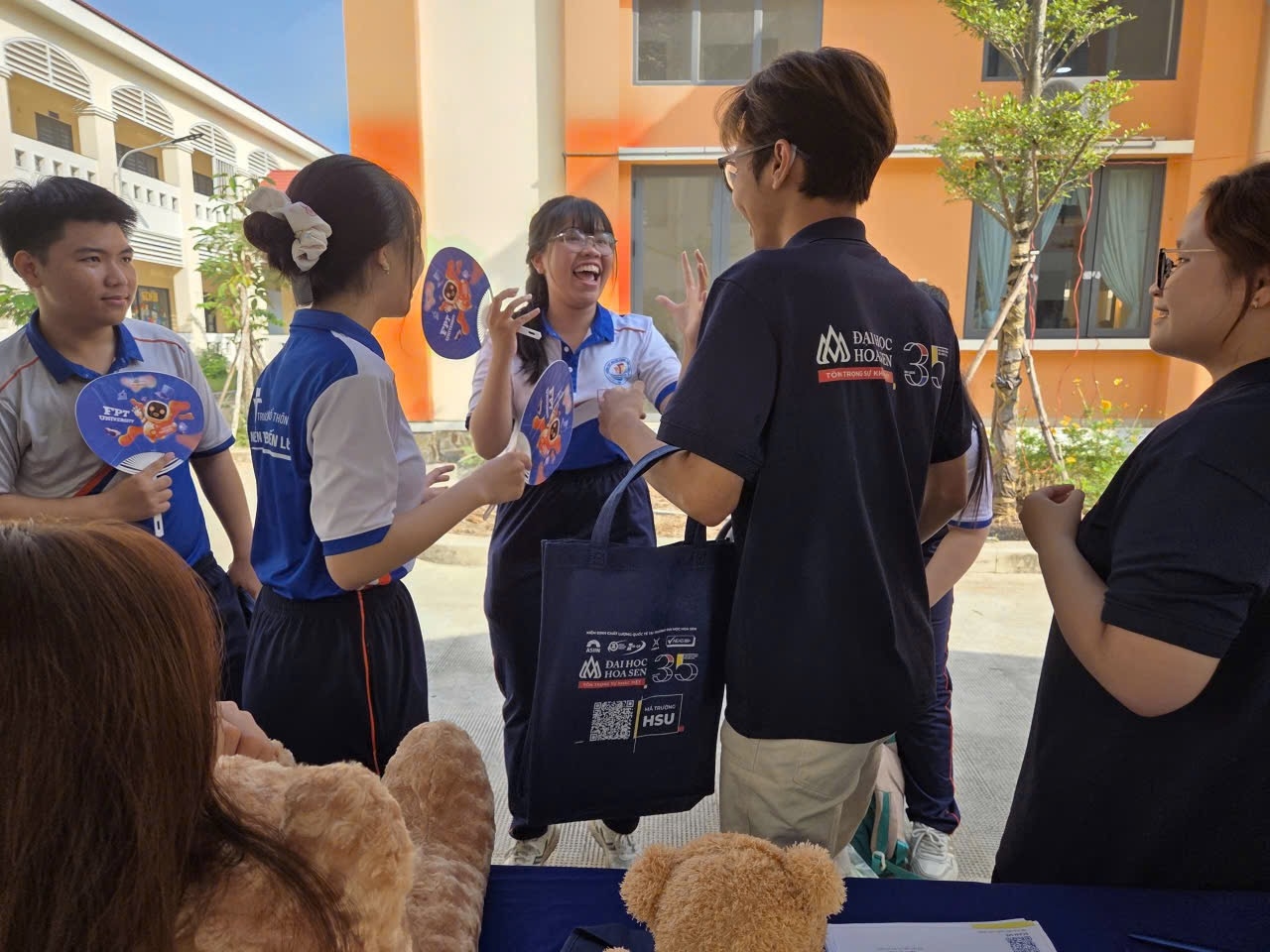 Học sinh THPT trải nghiệm công nghệ cùng HSU tại Ngày hội Giáo dục STEM 2026