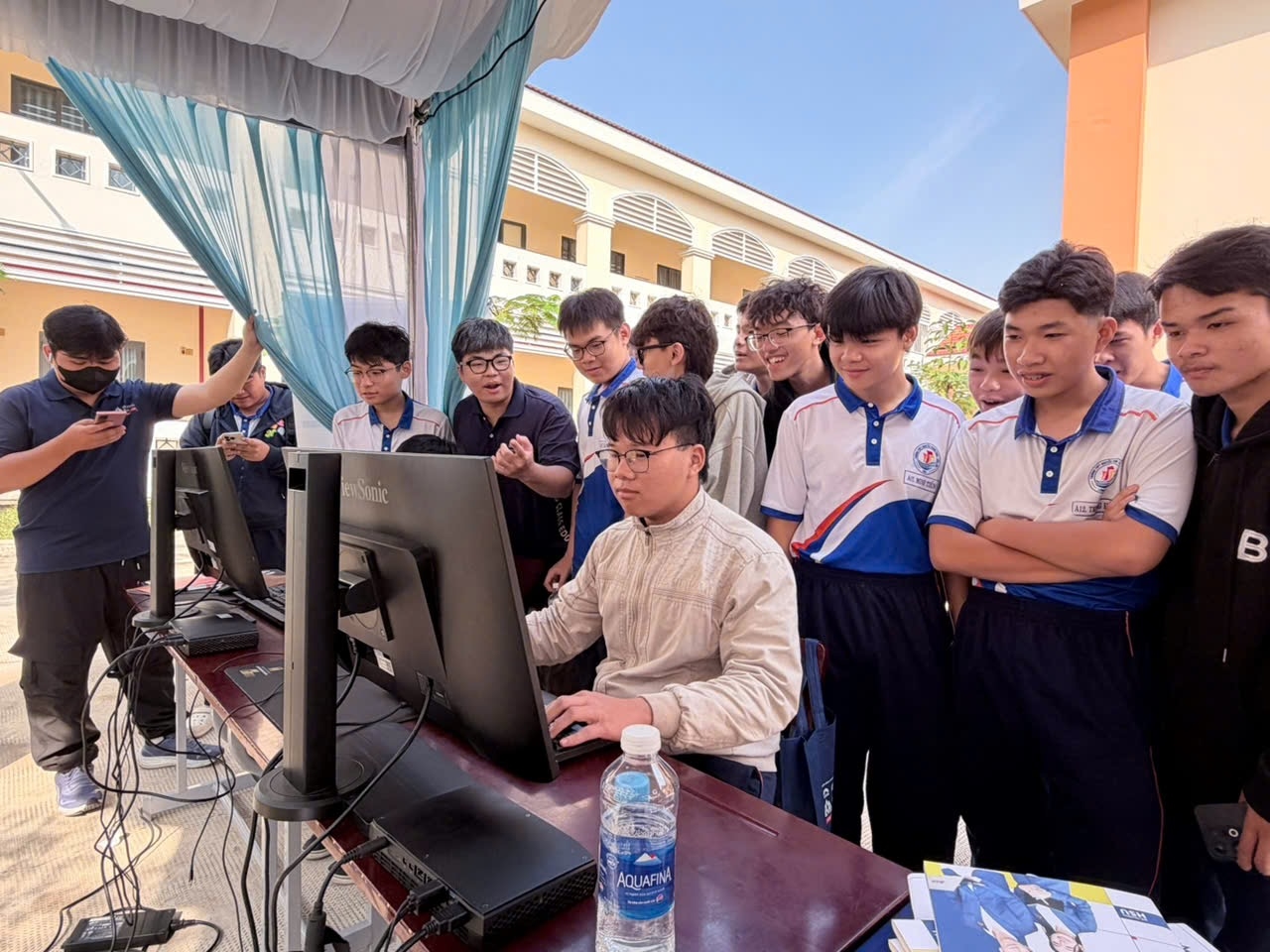 Học sinh THPT trải nghiệm công nghệ cùng HSU tại Ngày hội Giáo dục STEM 2026