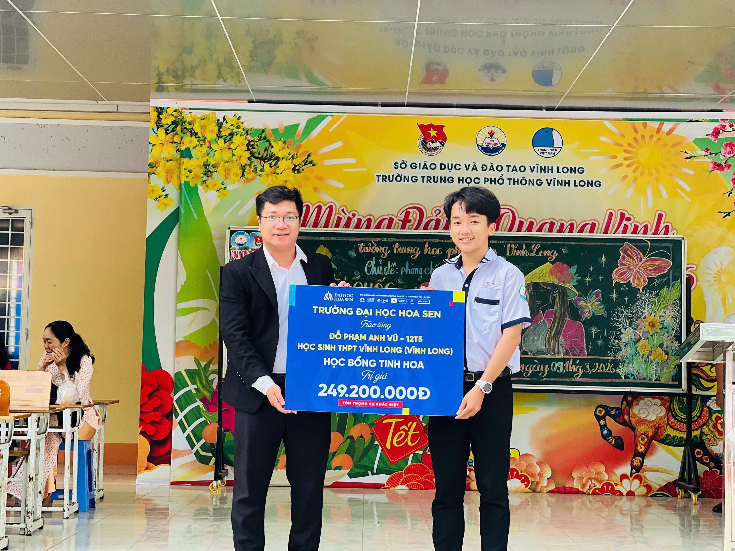 Học sinh Vĩnh Long nhận học bổng 70% từ HSU, thêm tự tin chọn ngành cho tương lai