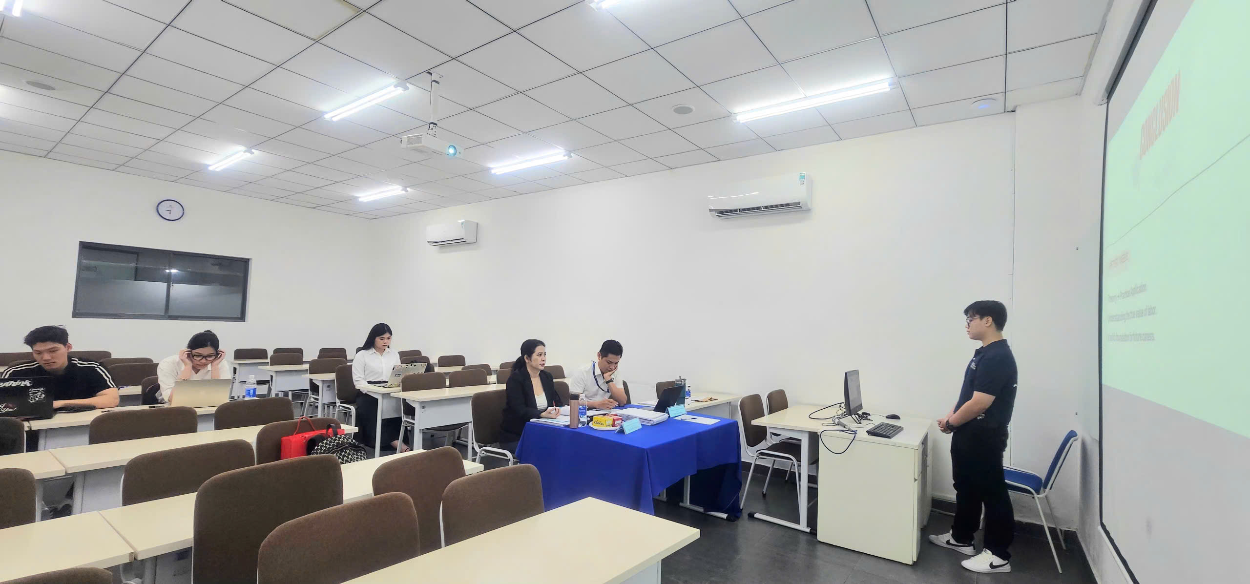 Sinh viên Khoa Logictics - Thương mại quốc tế hoàn thành học kỳ Thực tập nhận thức