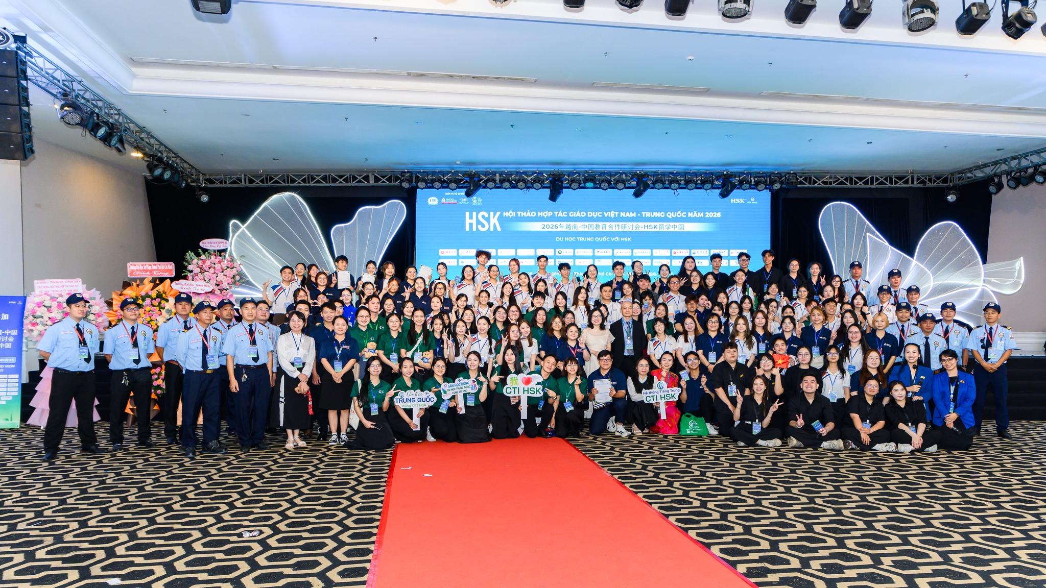 Sinh viên Ngôn ngữ Trung Quốc HSU tham gia vận hành hội thảo quốc tế quy mô lớn