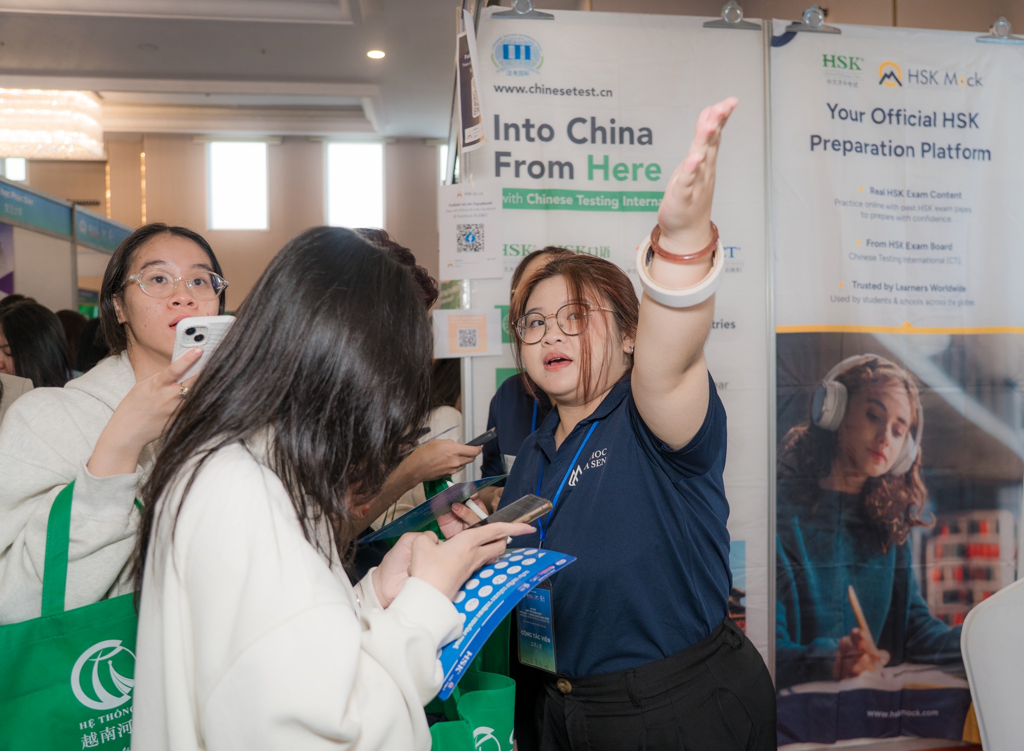 Sinh viên Ngôn ngữ Trung Quốc HSU tham gia vận hành hội thảo quốc tế quy mô lớn