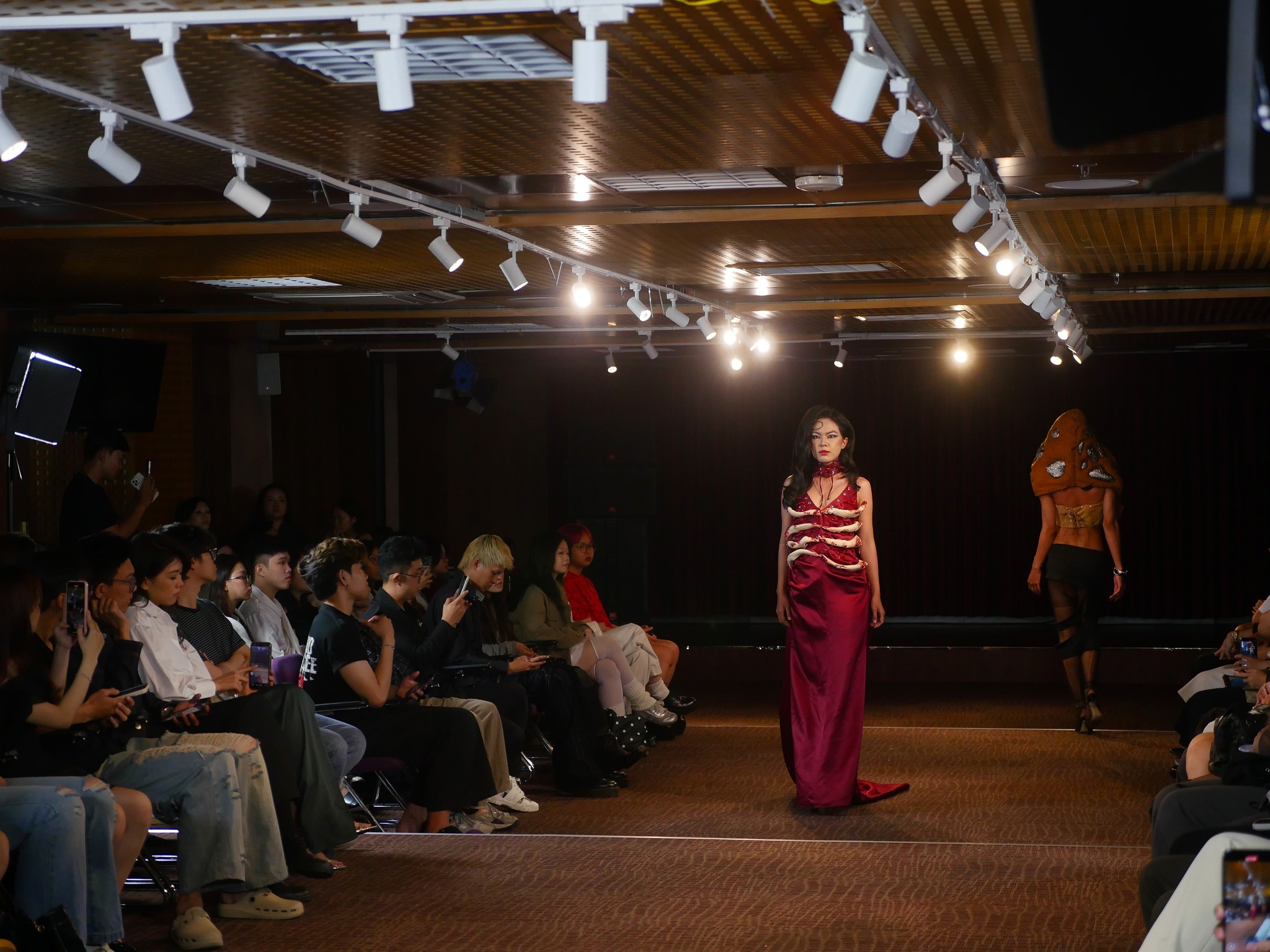 Sinh viên Thiết kế Thời trang HSU tại sàn diễn Archive Reimagined