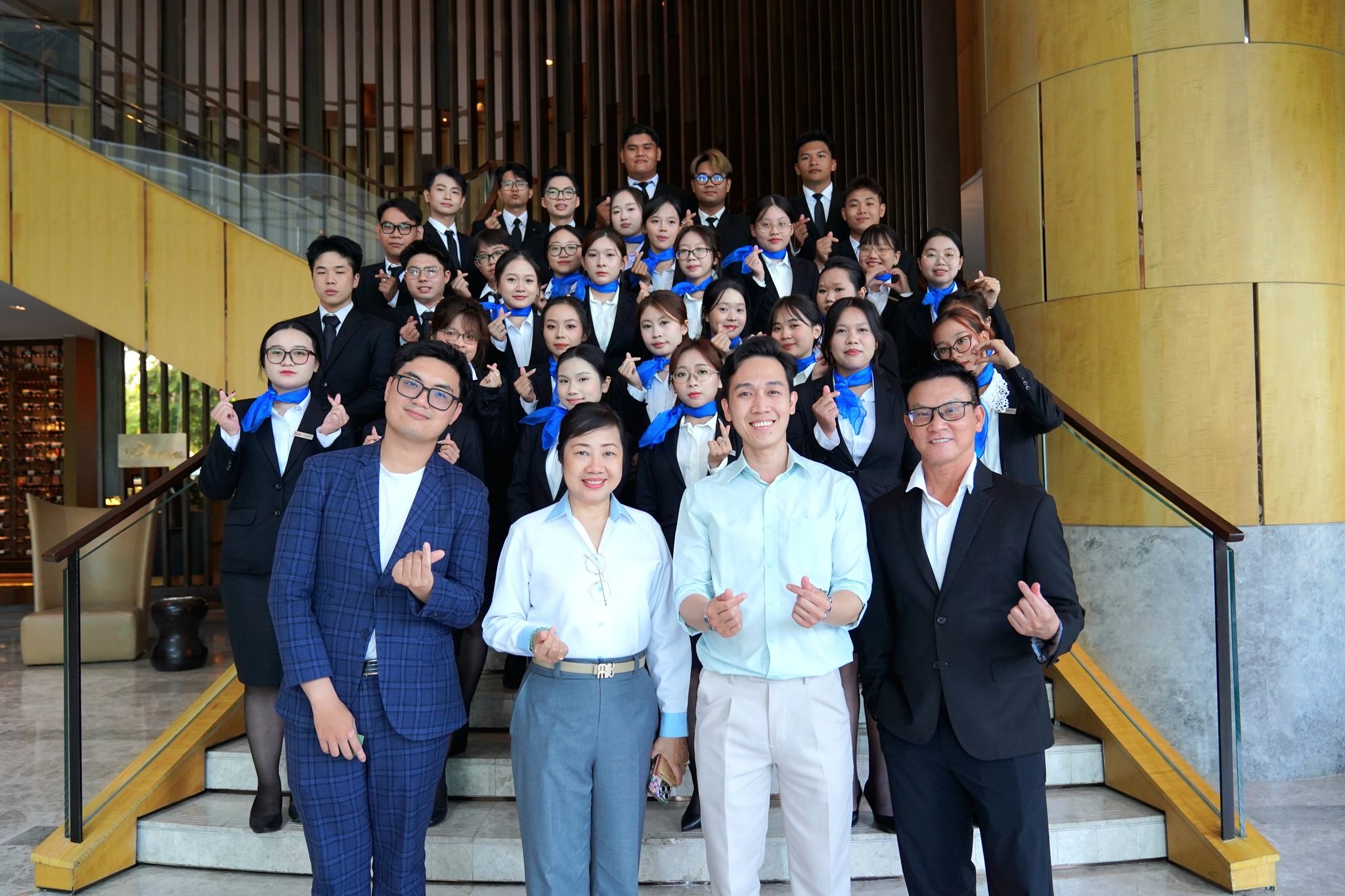 Sinh viên ngành Quản trị Khách sạn trải nghiệm chuẩn dịch vụ 5 sao tại New World Saigon