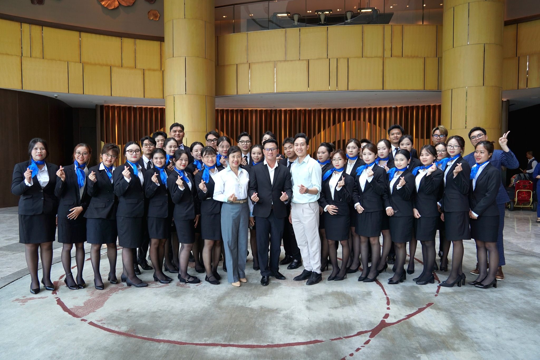 Sinh viên ngành Quản trị Khách sạn trải nghiệm chuẩn dịch vụ 5 sao tại New World Saigon