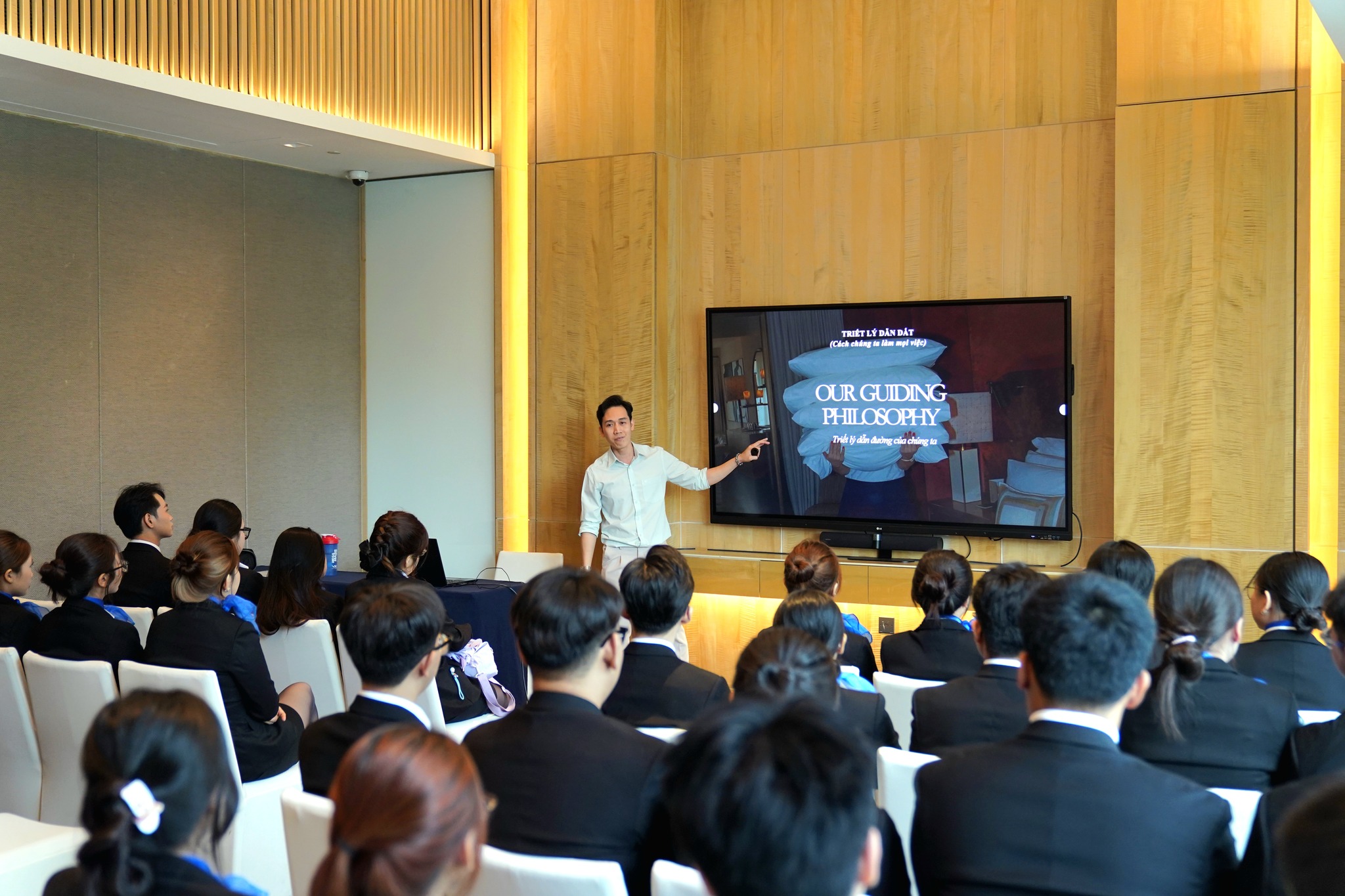 Sinh viên ngành Quản trị Khách sạn trải nghiệm chuẩn dịch vụ 5 sao tại New World Saigon