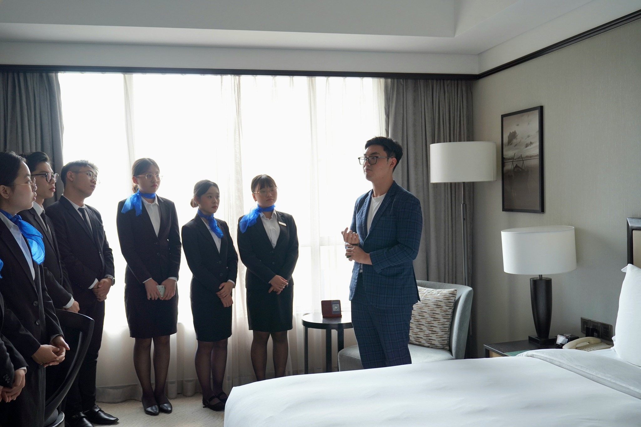 Sinh viên ngành Quản trị Khách sạn trải nghiệm chuẩn dịch vụ 5 sao tại New World Saigon