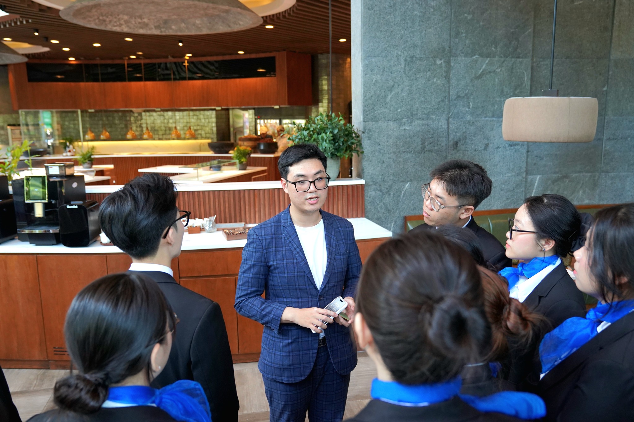 Sinh viên ngành Quản trị Khách sạn trải nghiệm chuẩn dịch vụ 5 sao tại New World Saigon