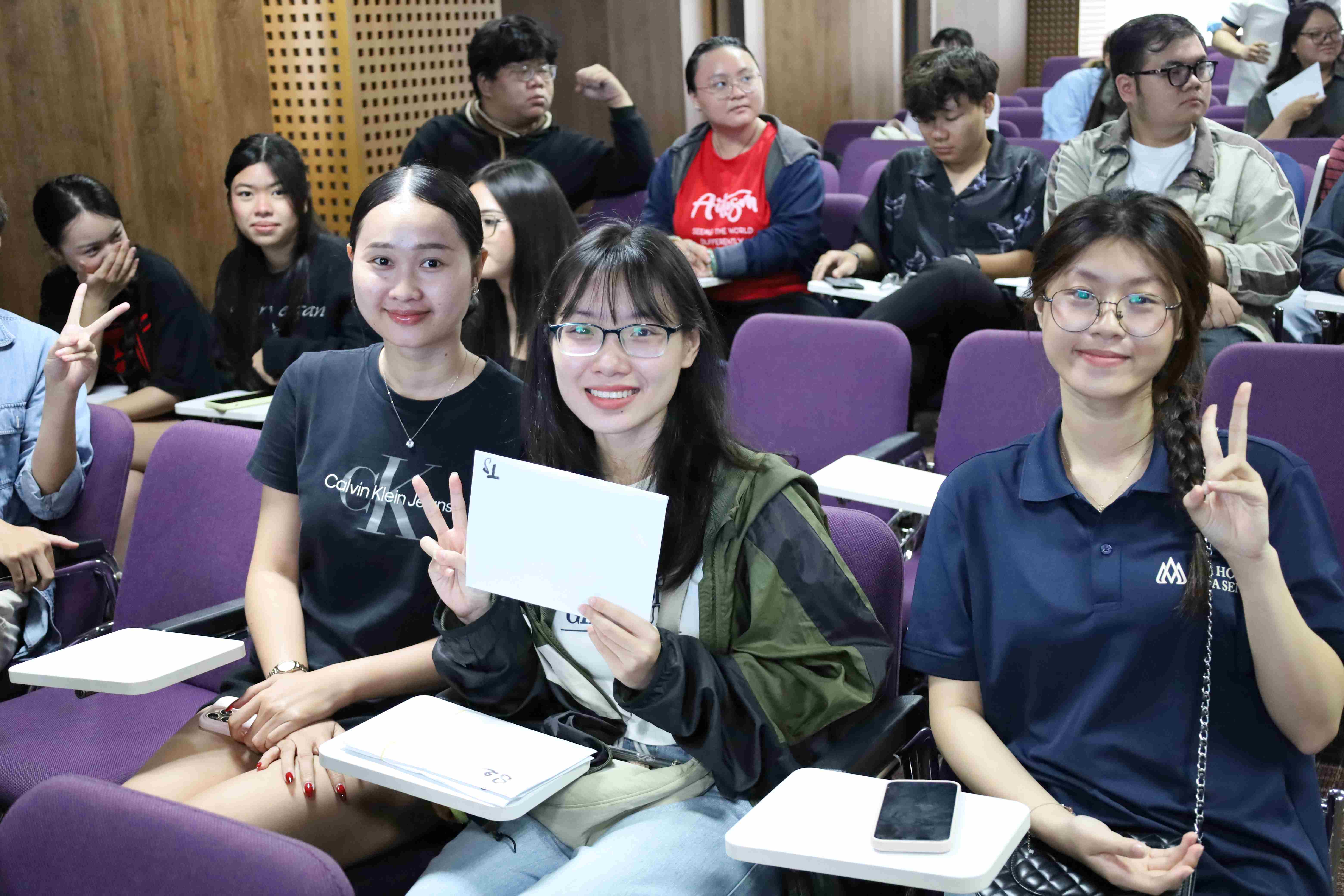 Từ lý thuyết đến thực chiến: Sinh viên Ngôn ngữ Anh HSU nâng cao kỹ năng giao tiếp hiệu quả cho học tập và công việc