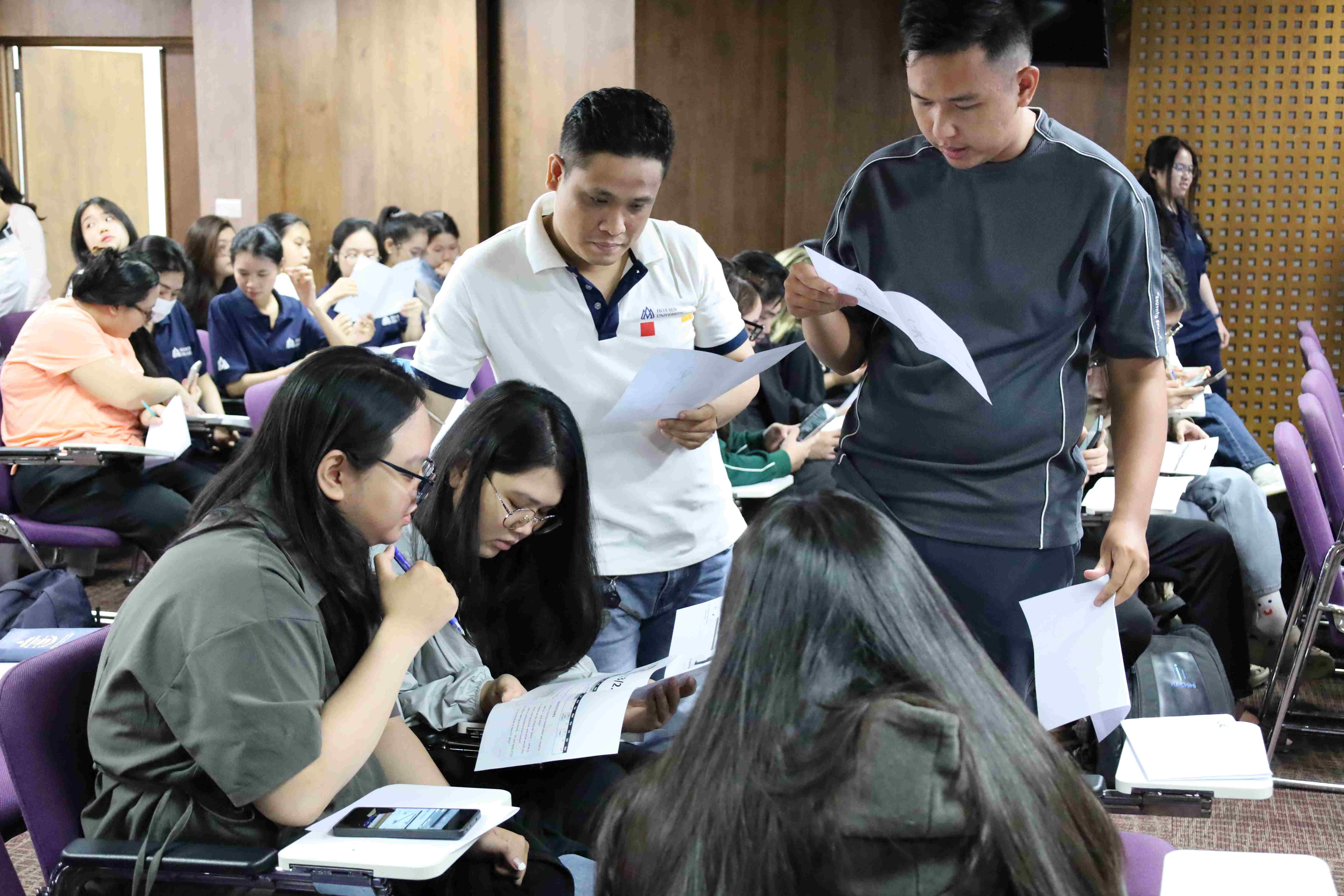Từ lý thuyết đến thực chiến: Sinh viên Ngôn ngữ Anh HSU nâng cao kỹ năng giao tiếp hiệu quả cho học tập và công việc