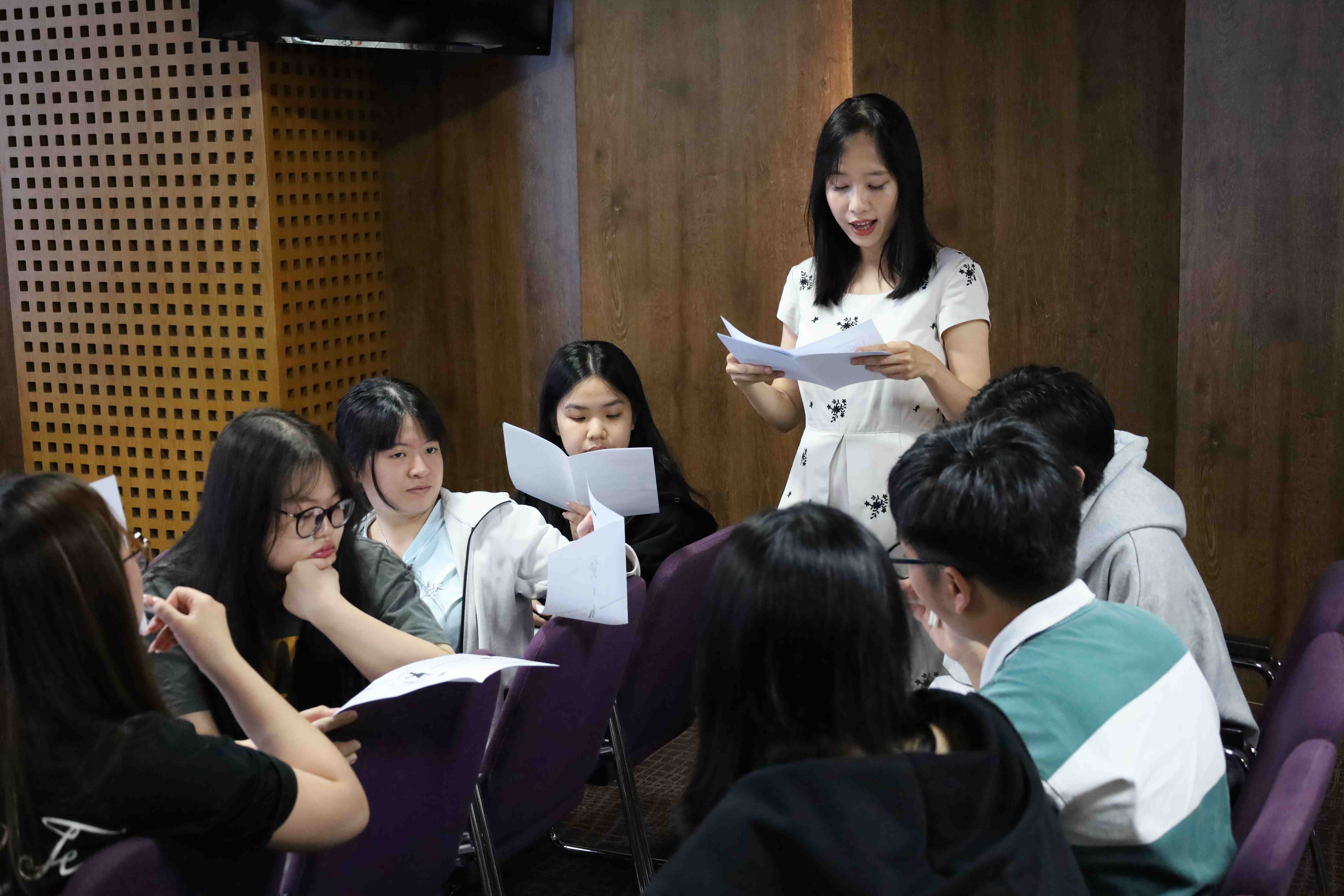 Từ lý thuyết đến thực chiến: Sinh viên Ngôn ngữ Anh HSU nâng cao kỹ năng giao tiếp hiệu quả cho học tập và công việc